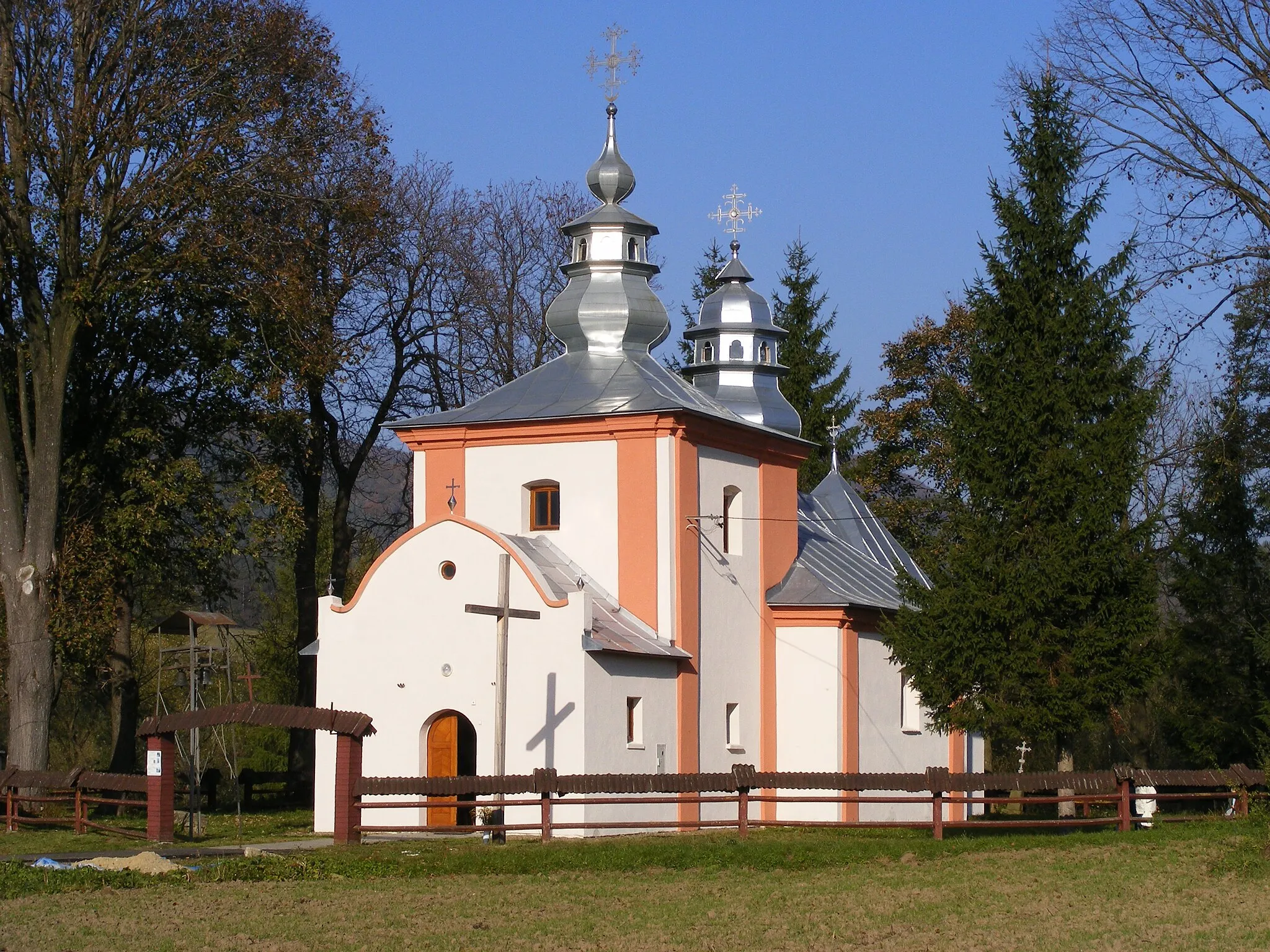 Photo showing: Kościół filialny pw. Narodzenia Bogurodzicy w Trzcianie, dawniej cerkiew greckokatolicka pw. Narodzenia Bogurodzicy.