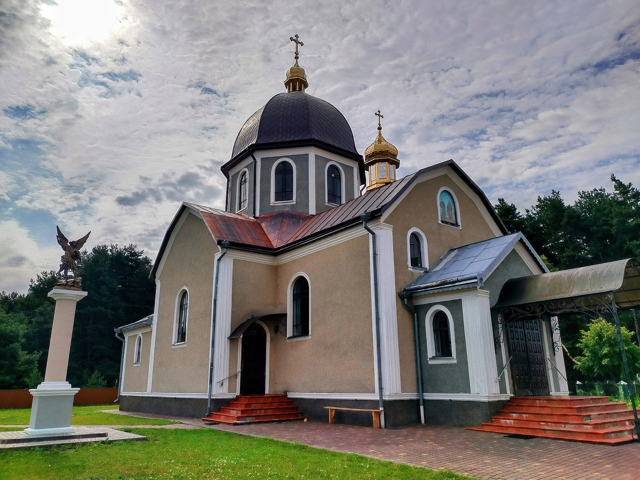 Photo showing: Поруденко Церква Святих Апостолів Петра і Павла