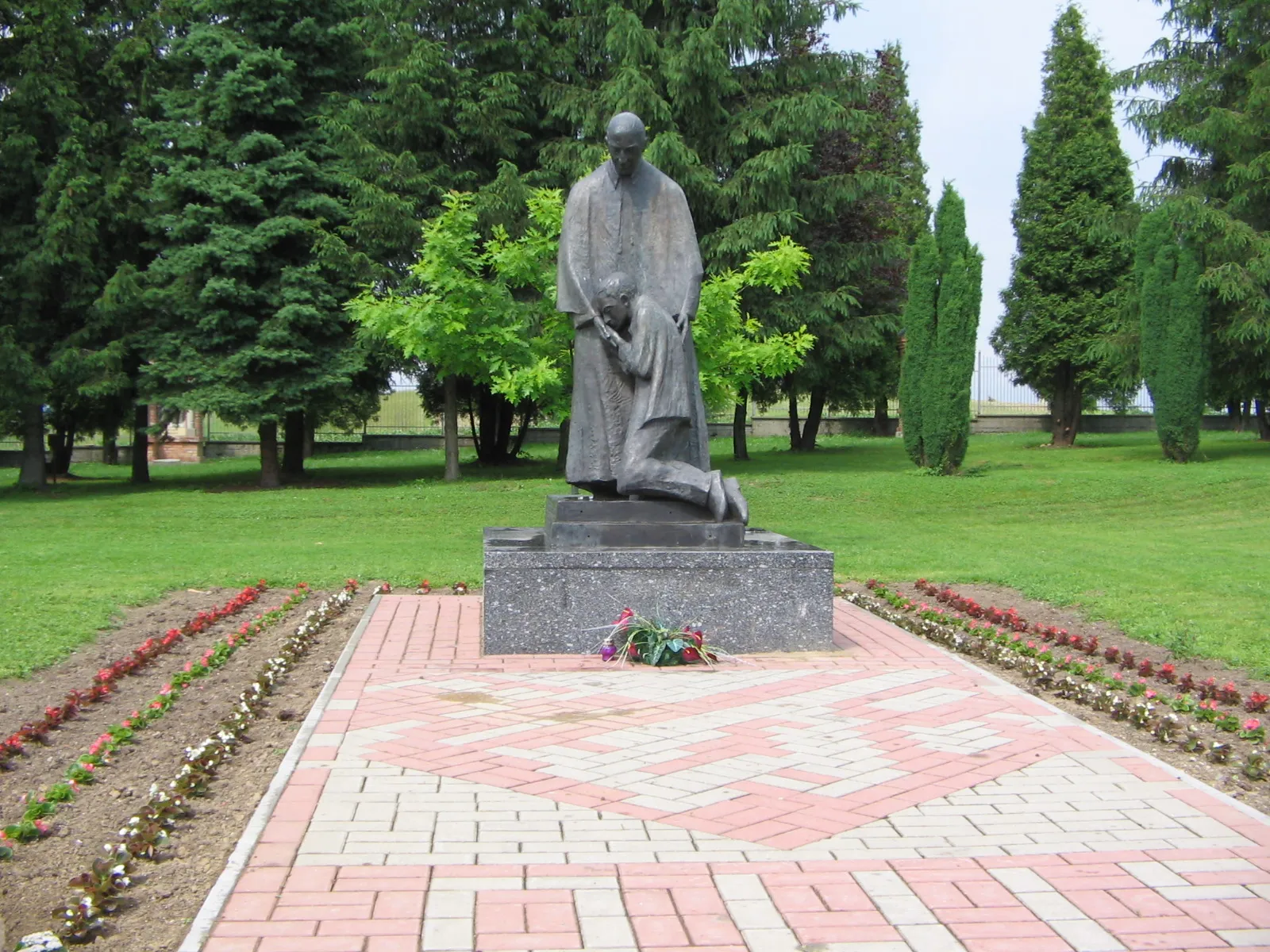 Photo showing: Pomnik Bł.ks.Bronisława Markiewicza w Miejscu Piastowym
