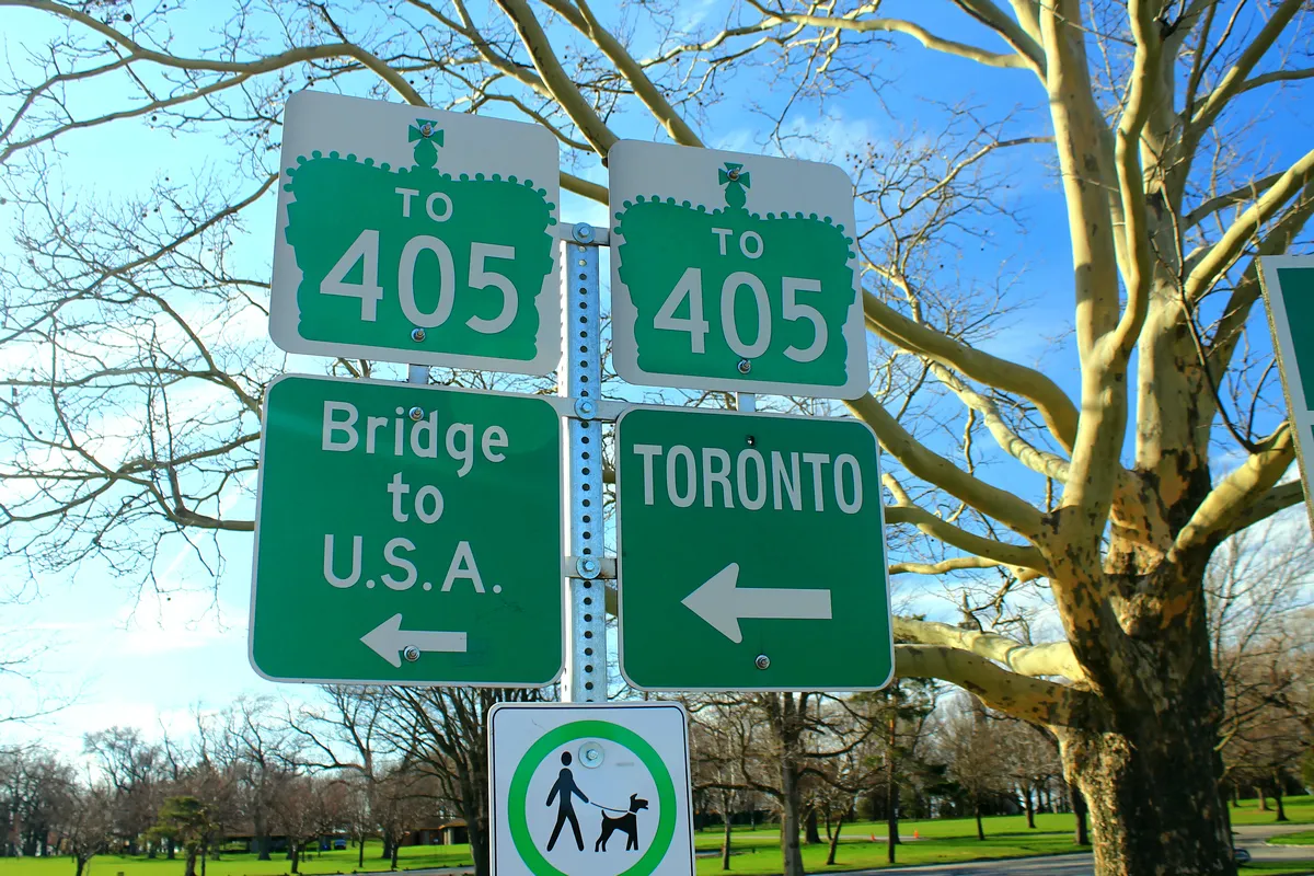 Photo showing: Ontario Highway 405 shield - bridge to USA and highway to Toronto. This is in either Niagara Falls or Niagara-on-the-Lake.