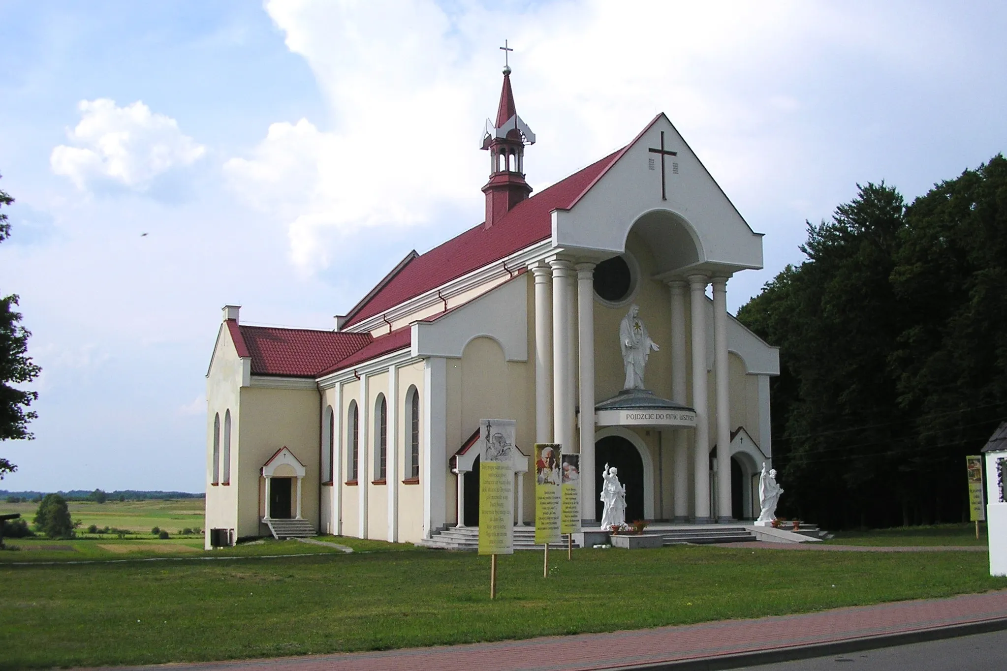 Photo showing: Nowy Nart, Kościół z 2008 r. pw Matki Bożej Nieustającej Pomocy, 2012-08-03