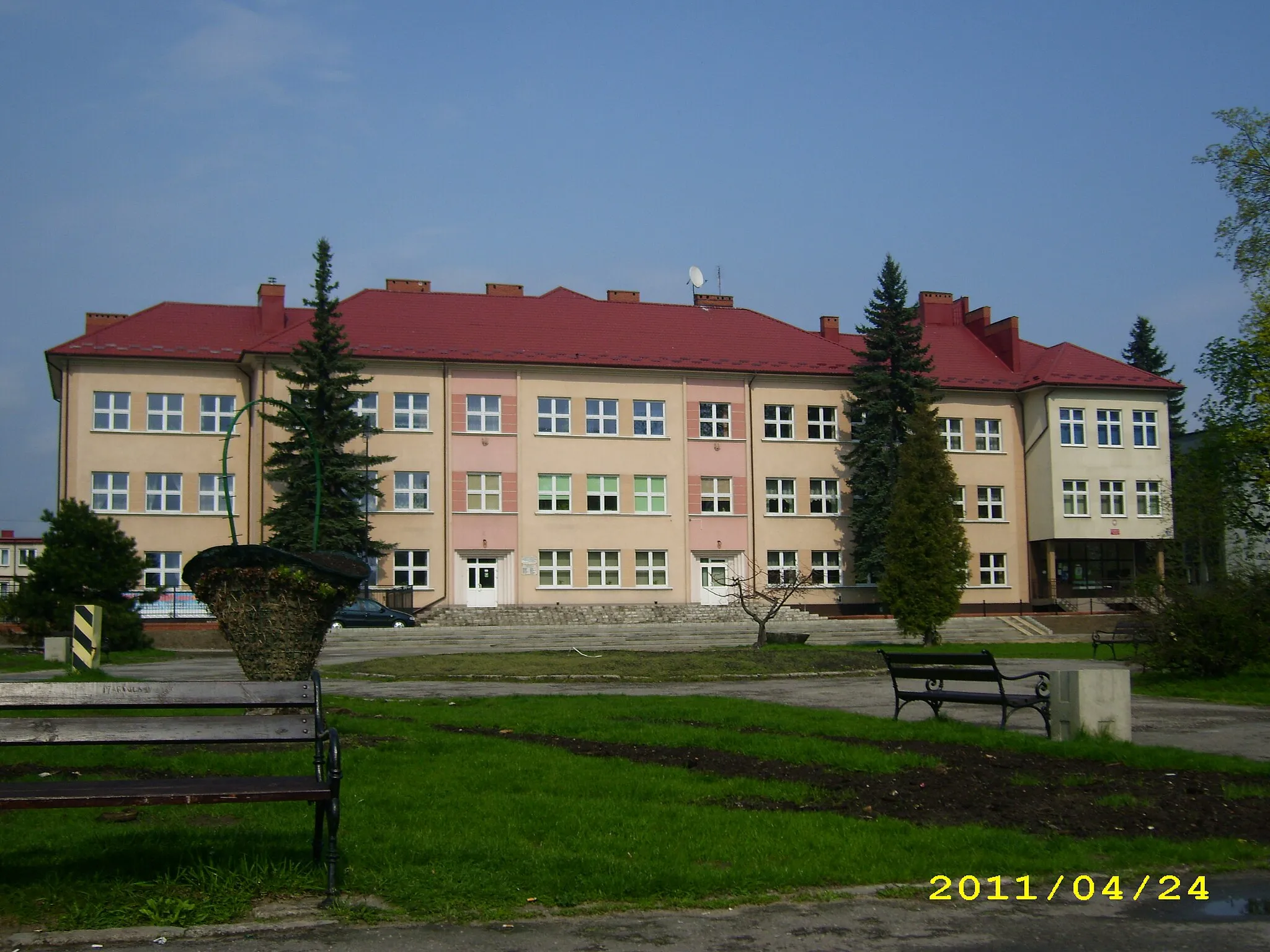 Photo showing: Budynek Liceum Ogólnokształcącego im. Boharterów Porytowego wzgórza 1.
