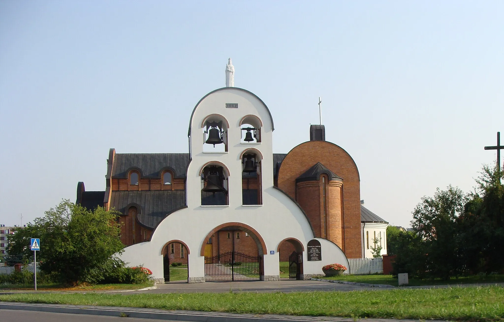 Photo showing: Brama-dzwonnica przy kościele św. Jadwigi w Janowie Lubelskim