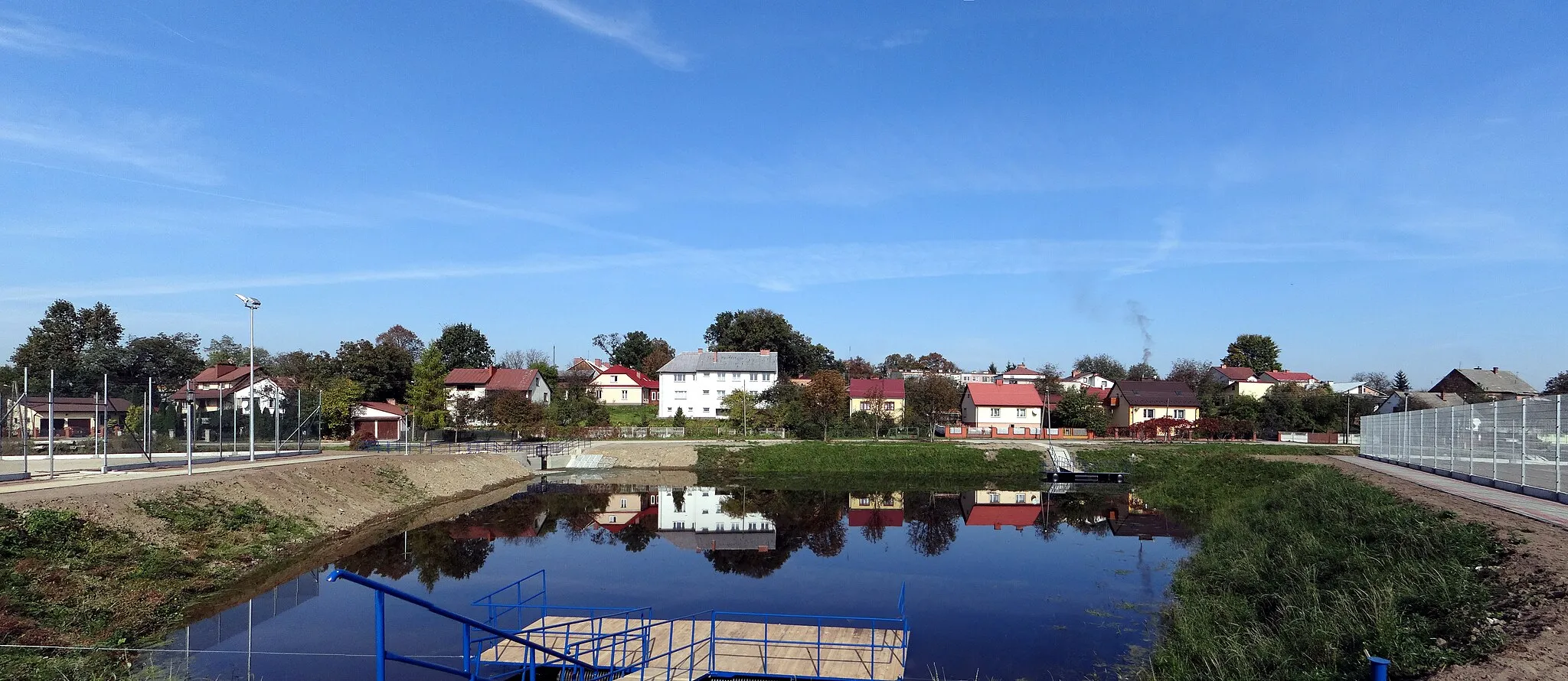 Photo showing: Ulanów - zbiornik wodny i budynki przy ul. Podwale - panorama