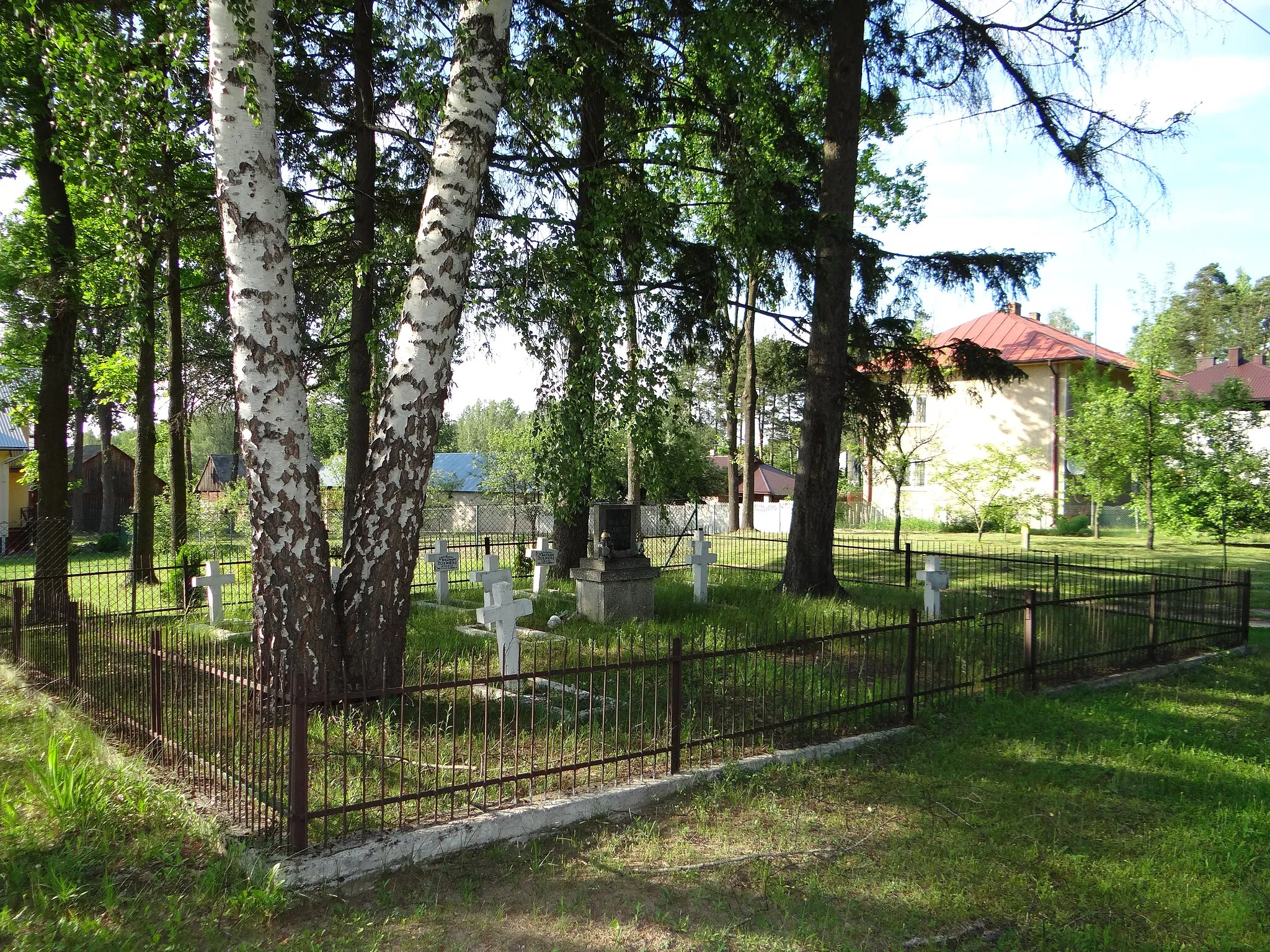 Photo showing: Cmentarz wojenny z I i II wojny światowej.