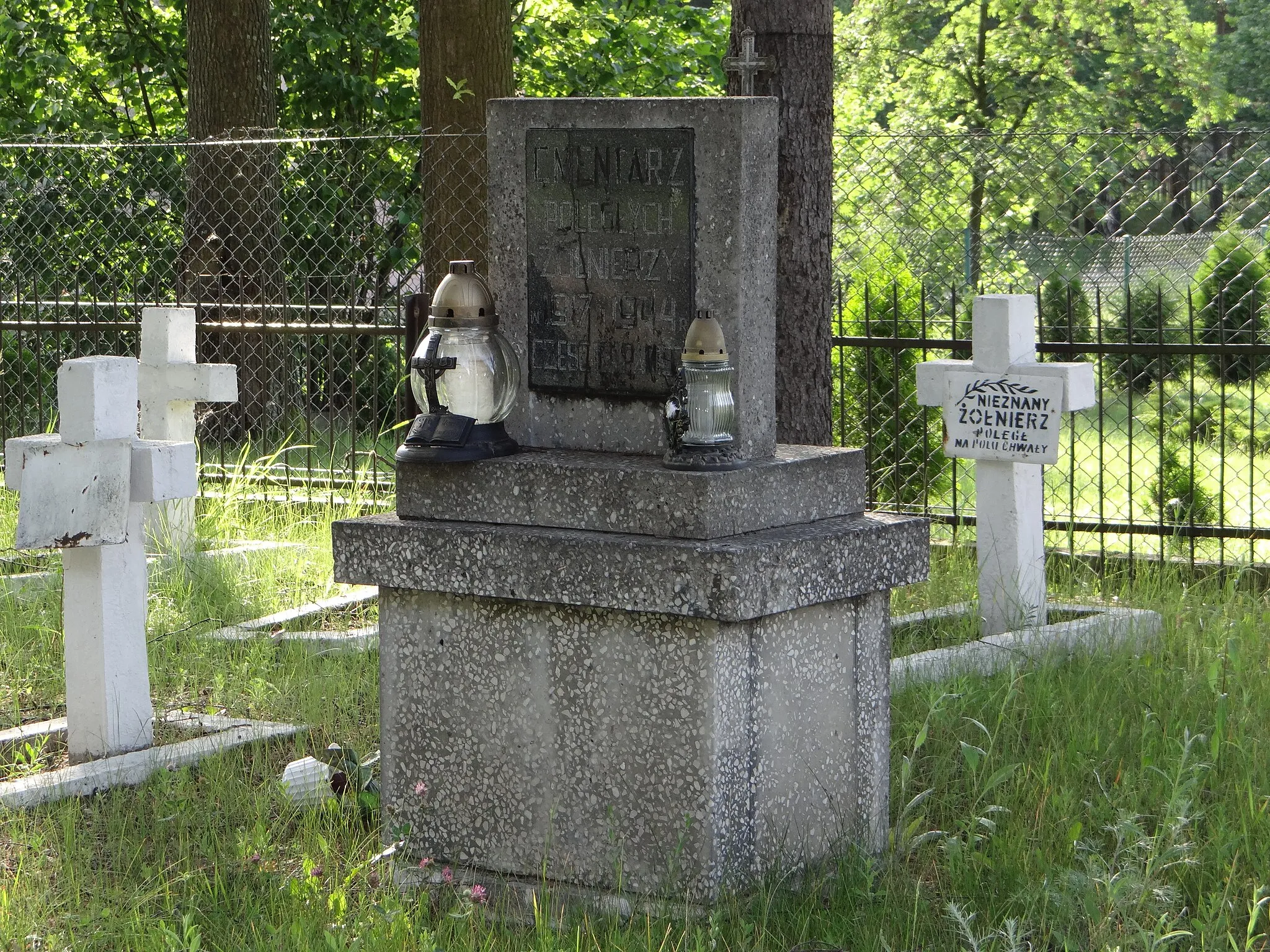 Photo showing: Obelisk na cmentarzu wojennym z I i II wojny światowej w miejscowości Wólka.