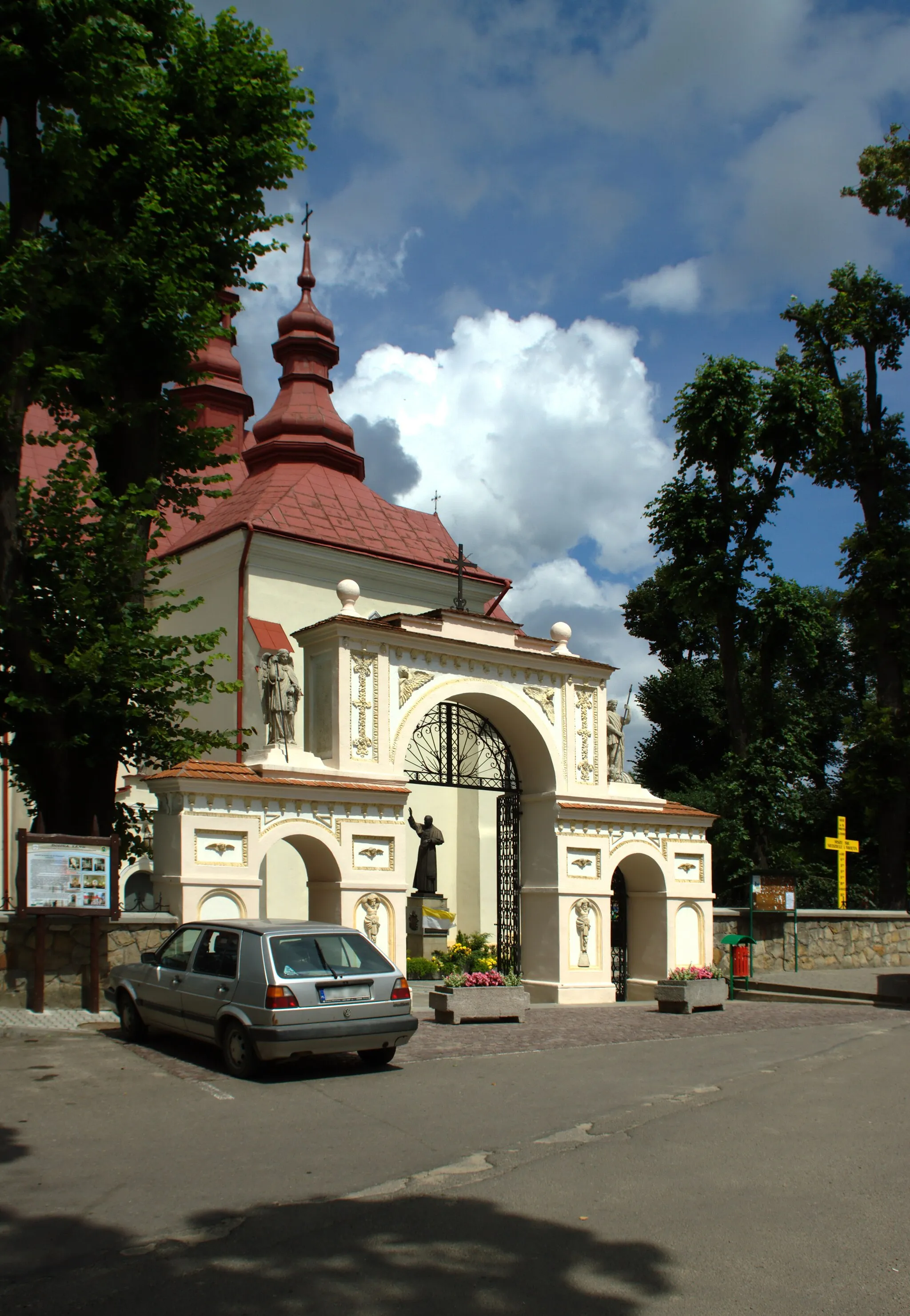 Photo showing: The gate to the area of the church of St. Lawrence in Dynów, Poland