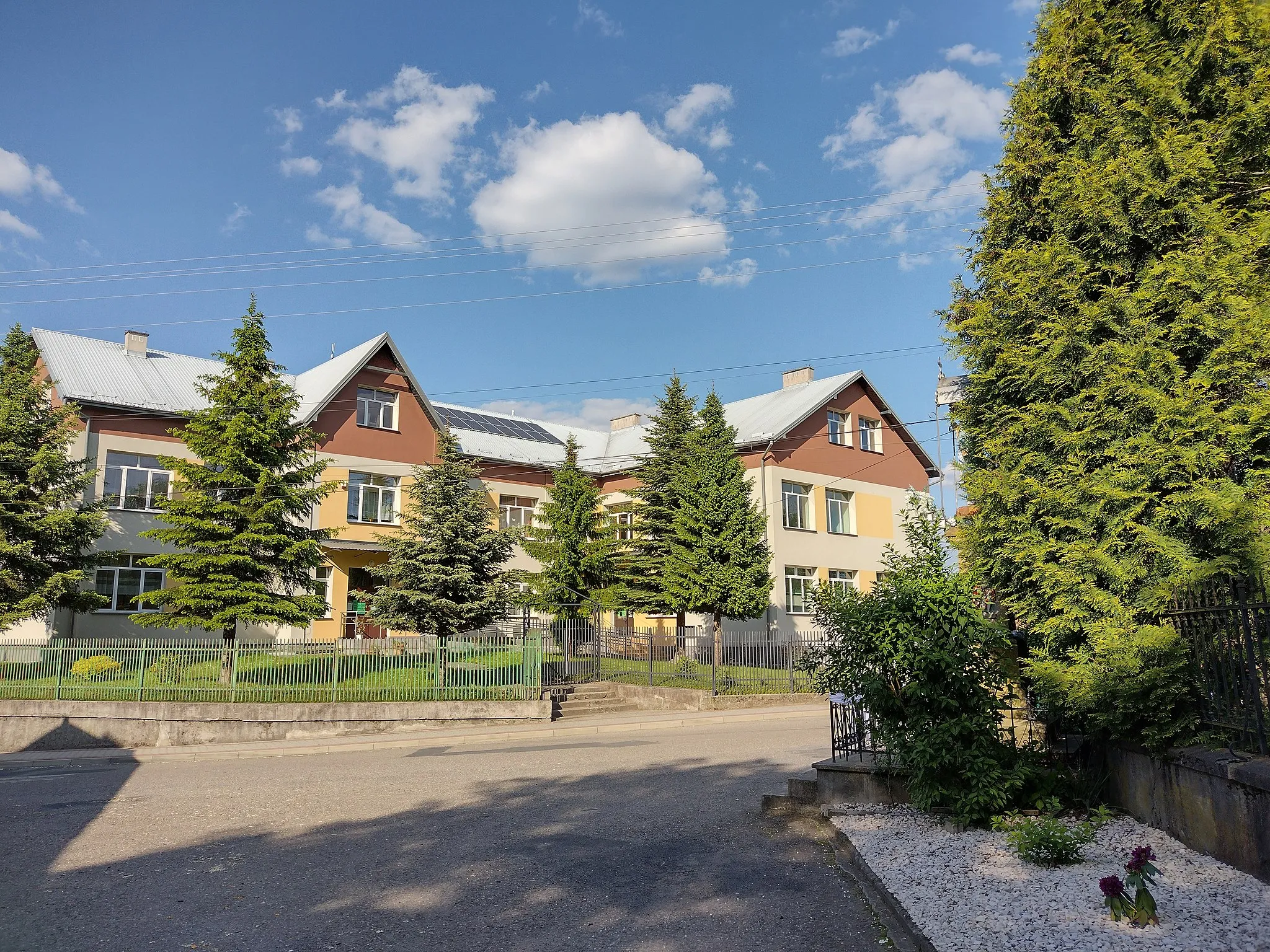 Photo showing: The currently used building of elementary school in Jasień