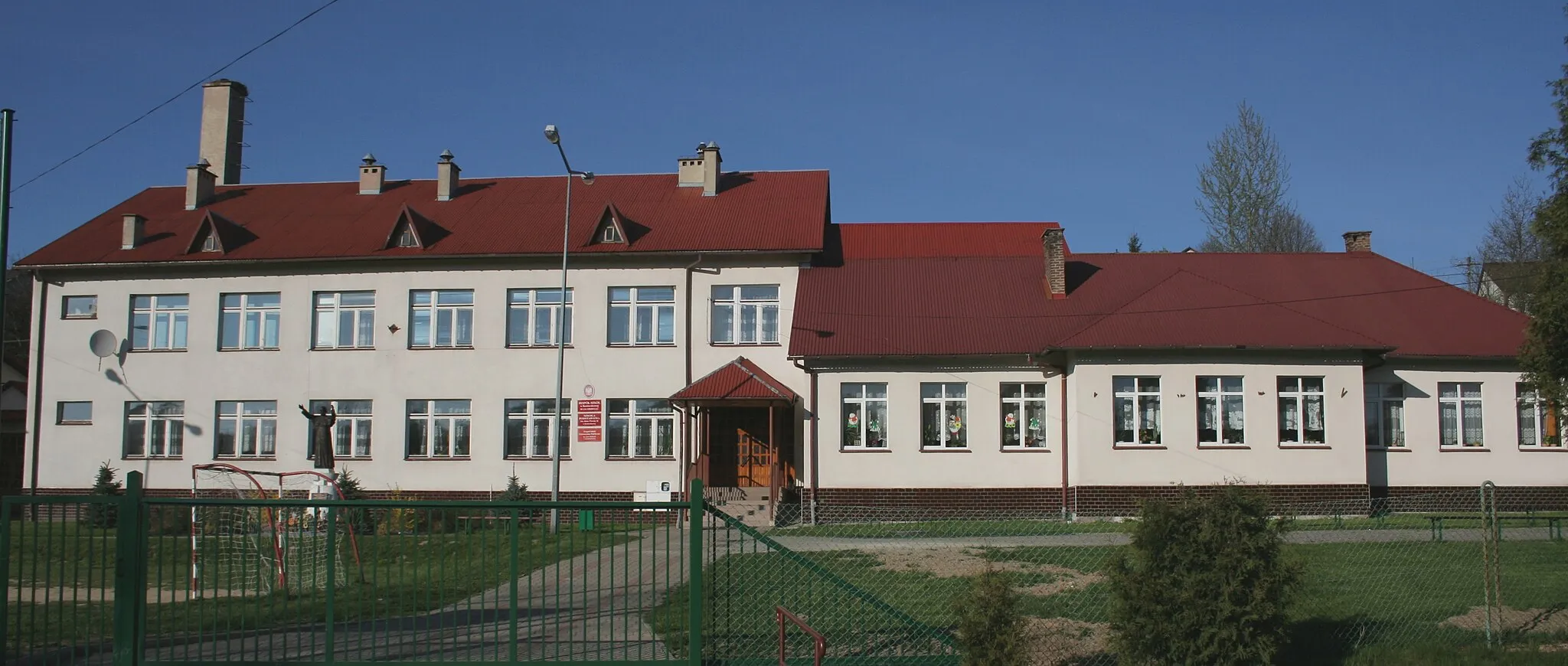 Photo showing: The school in Konieczkowa, Poland.
