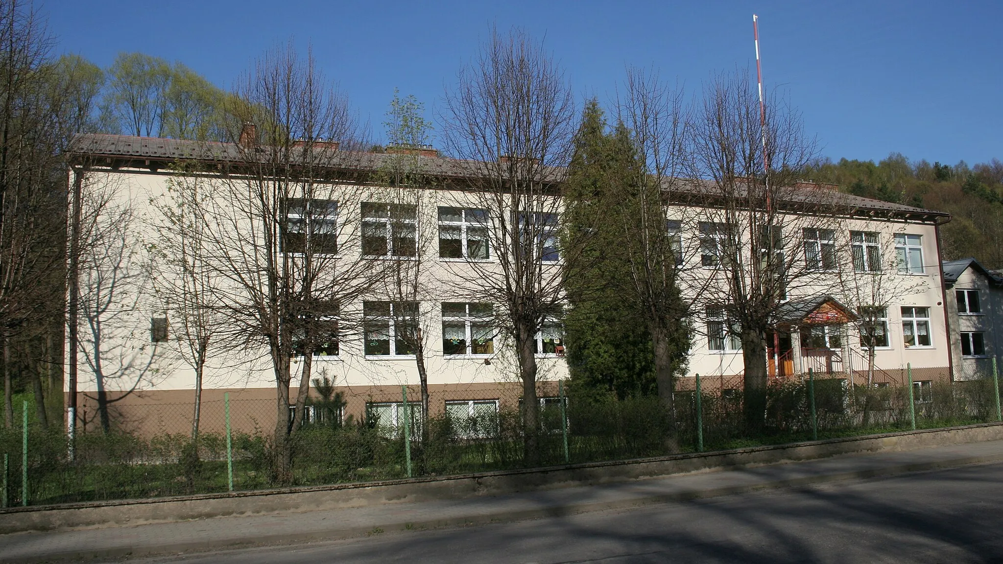 Photo showing: The school in Gwoźnica Górna, Poland