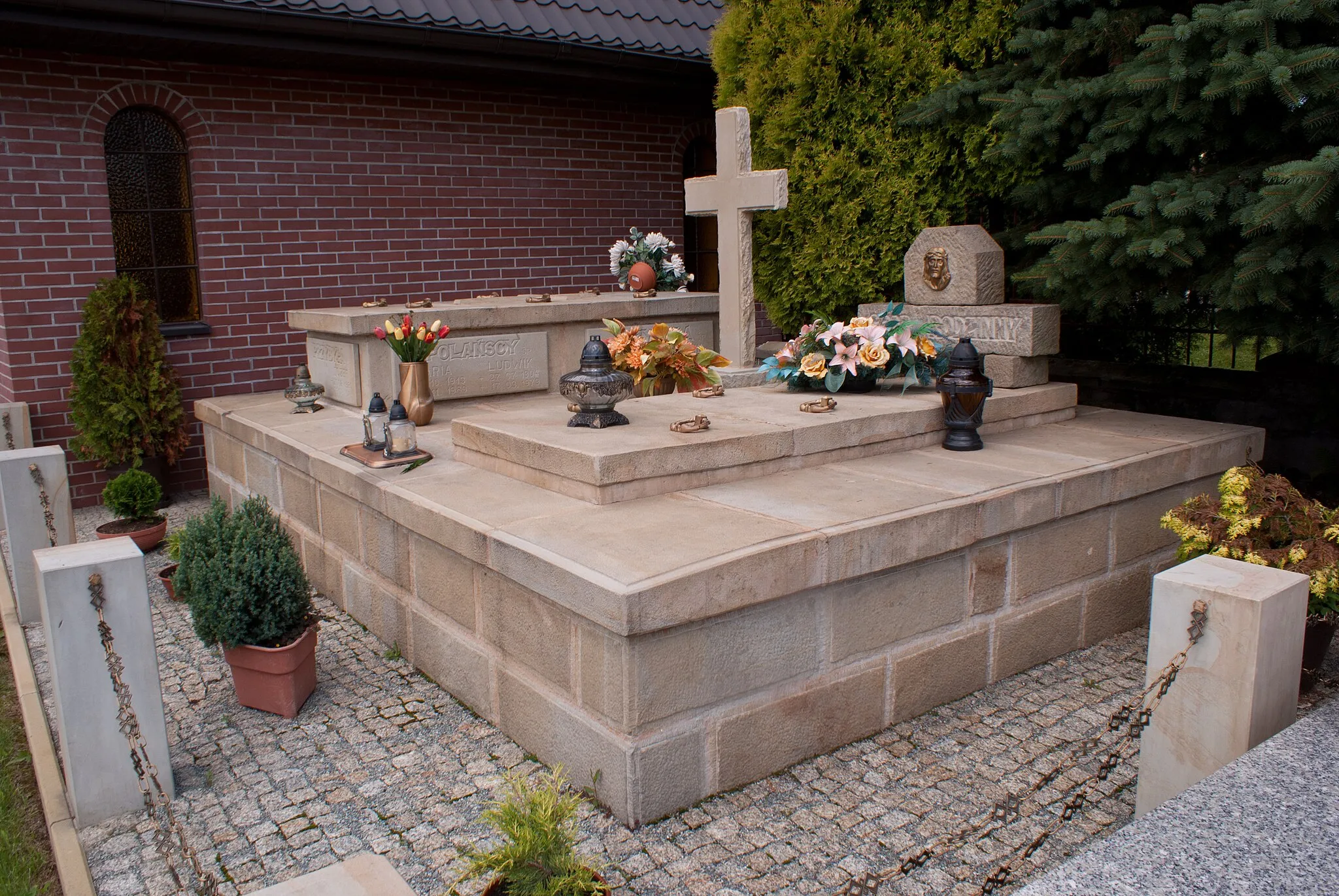 Photo showing: Nagrobek na cmentarzu w Trześniowie.