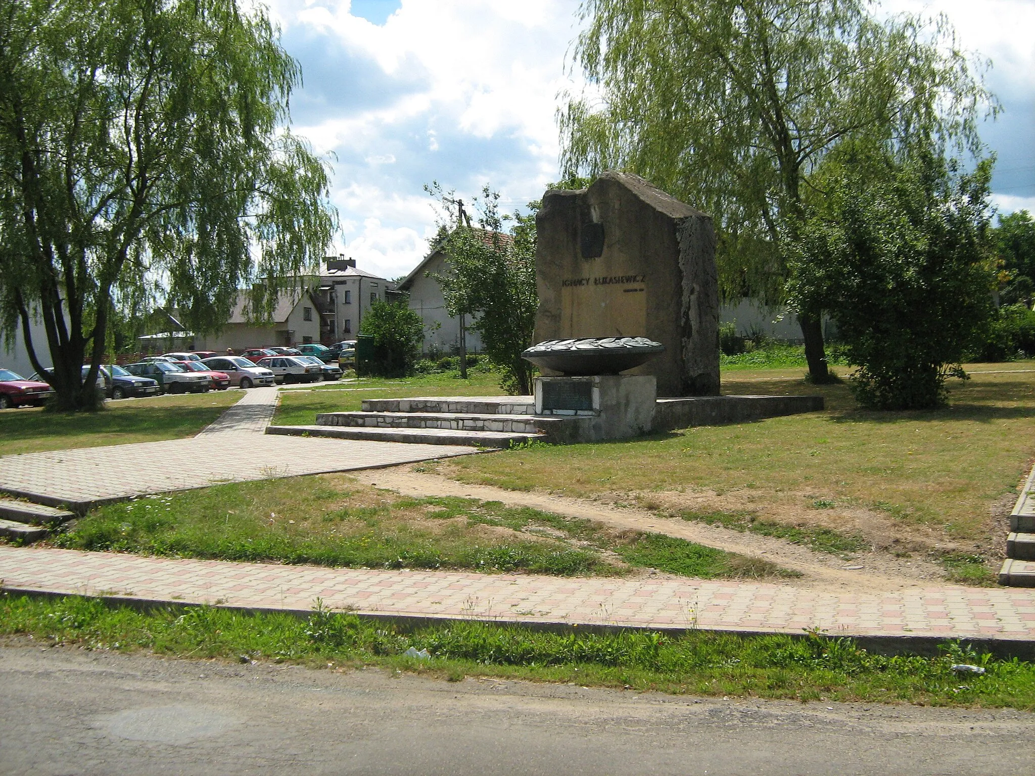 Photo showing: Pomnik Ignacego Łukasiewicza w Chorkówce (pow. krośnieński)