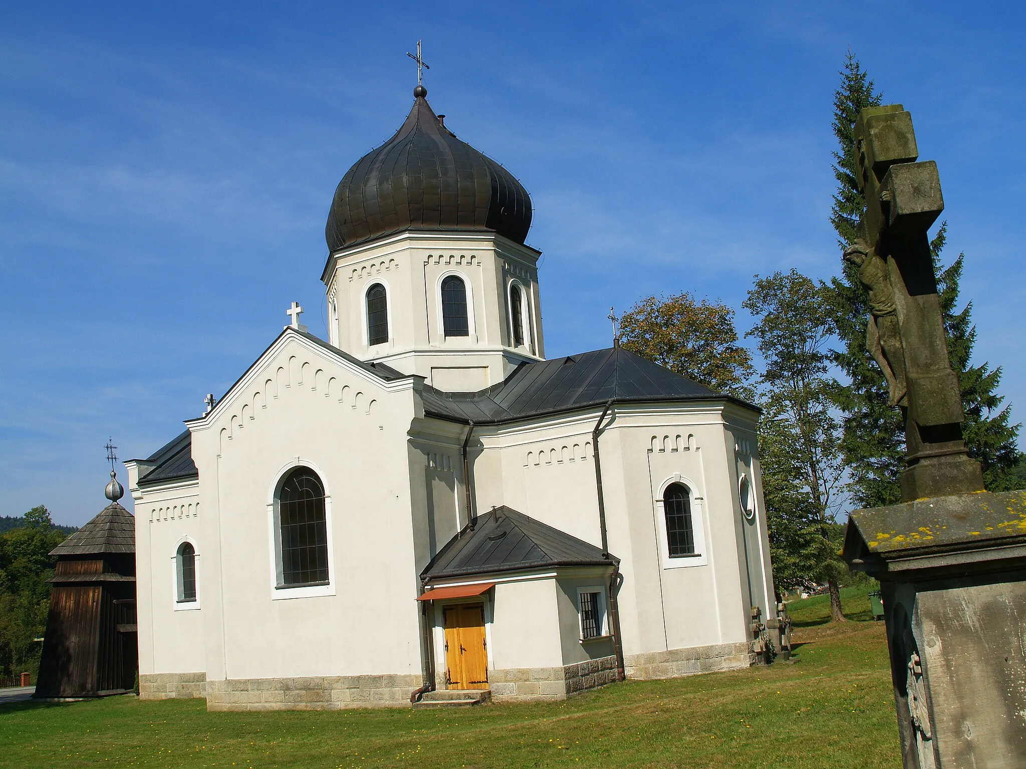 Photo showing: Cerkiew została zbudowana w 1916 roku w stylu bizantyjskim na planie krzyża greckiego w miejscu starej drewnianej cerkwi.