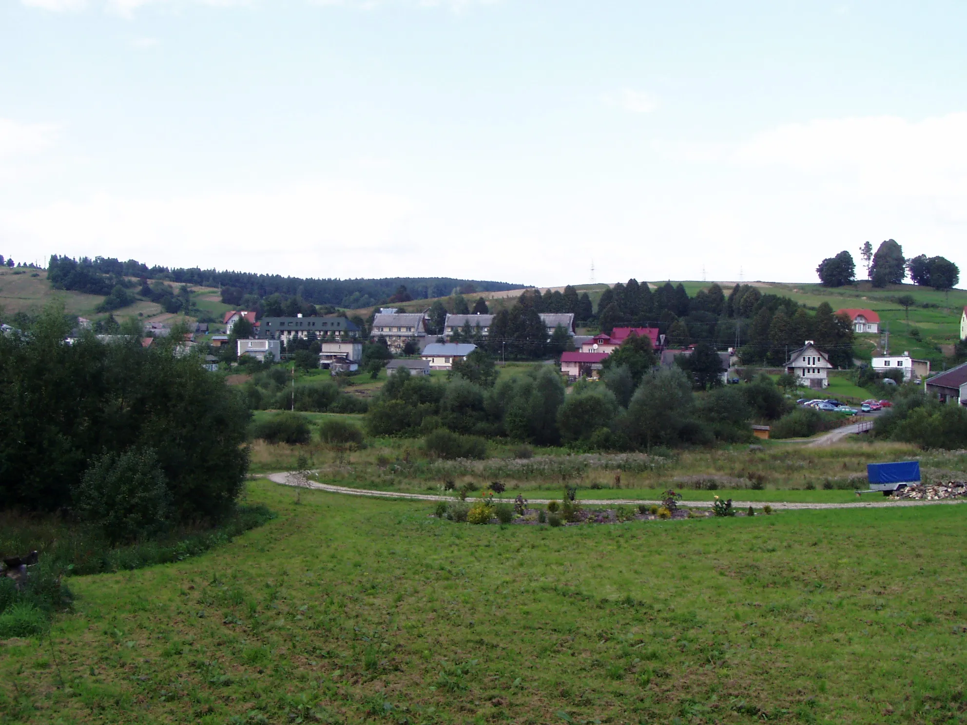 Photo showing: Stara Bircza. Po lewej budynki Nadleśnictwa. Drzewa u góry to cmentarz greckokatolicki i miejsce po cerkwi.