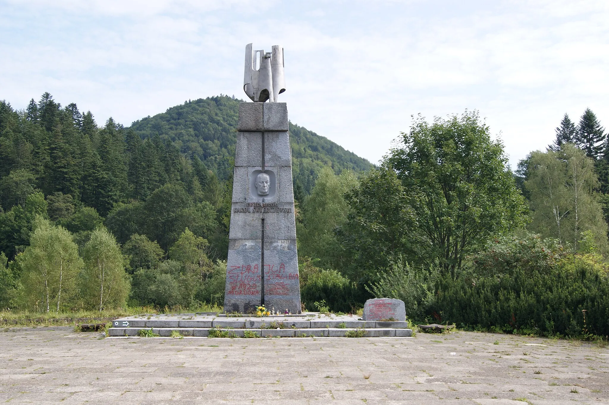 Photo showing: Pomnik gen. Karola "Waltera" Świerczewskiego w Jabłonkach k/Baligrodu.