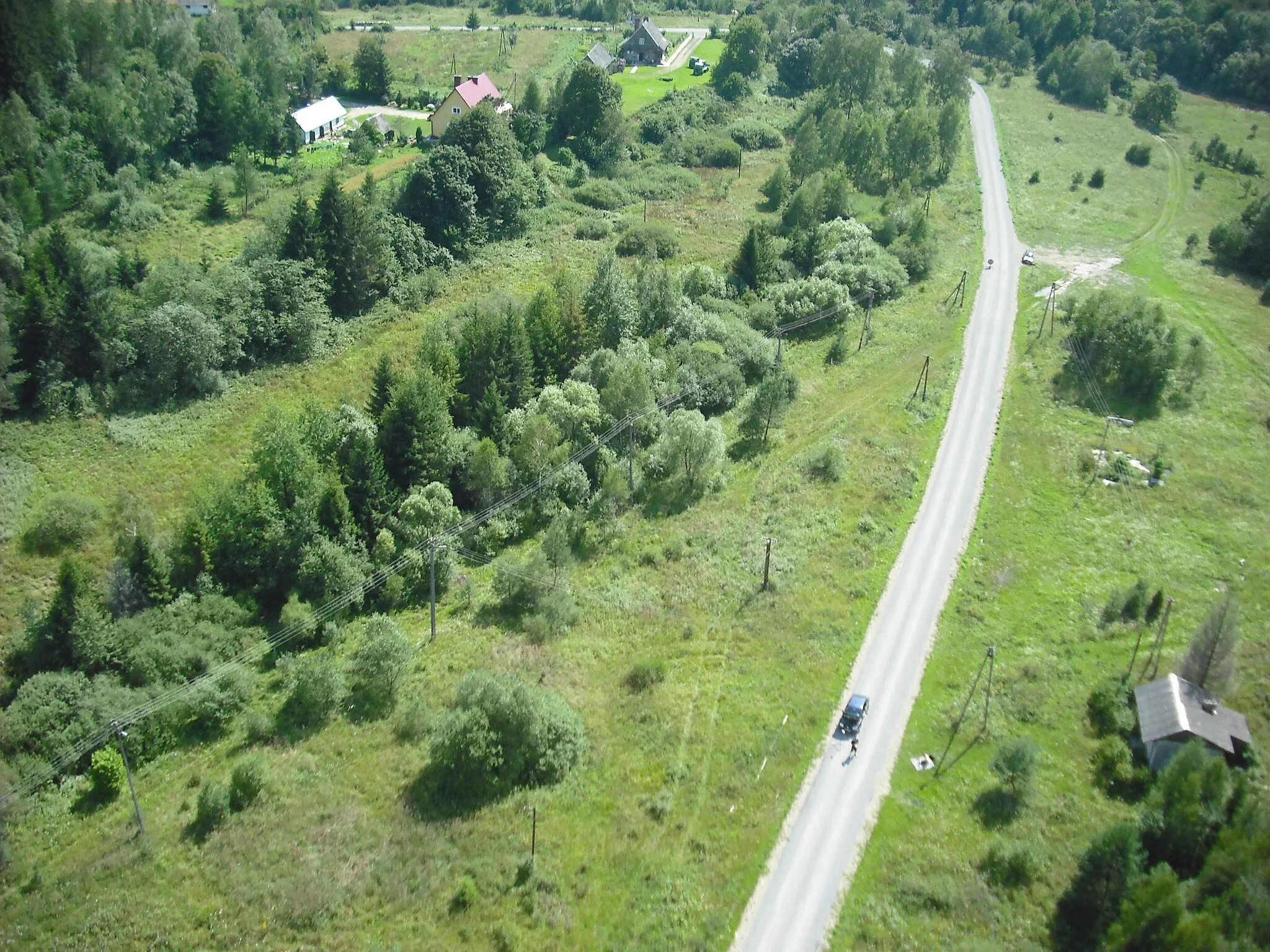 Photo showing: stacja kolejki bieszczadzkiej w zespole kolejki wąskotorowej (leśnej) bieszczadzkiej
Widok z powietrza na miejsce które było stacją kolejki wąskotorowej w Mikowie.

Mików, Komańcza