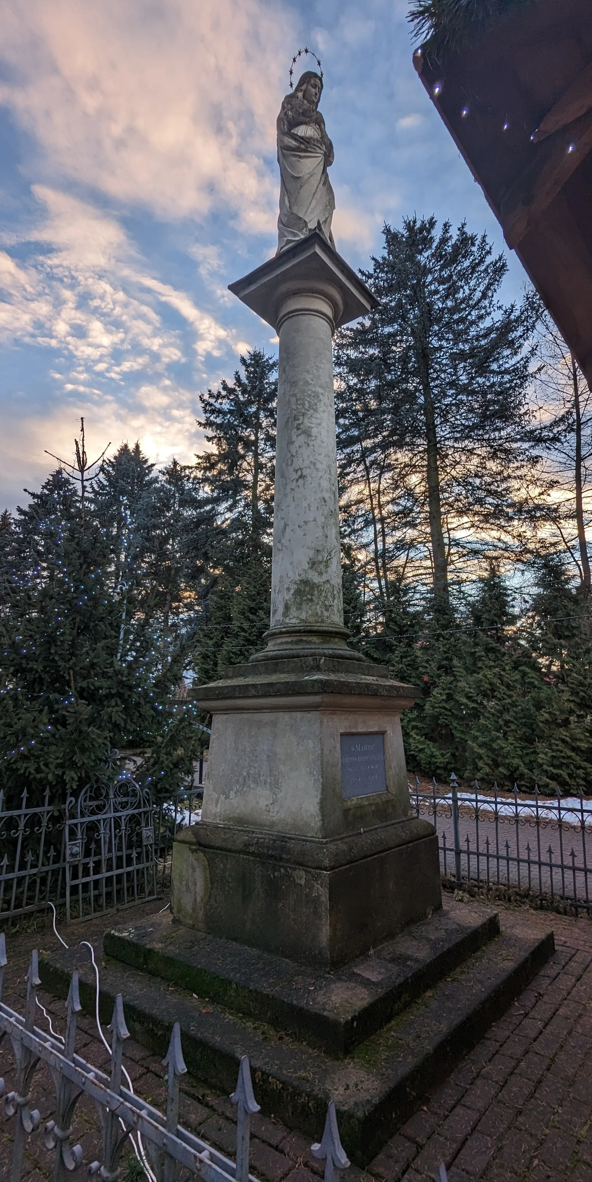 Photo showing: Obelisk z figurą Matki Boskiej