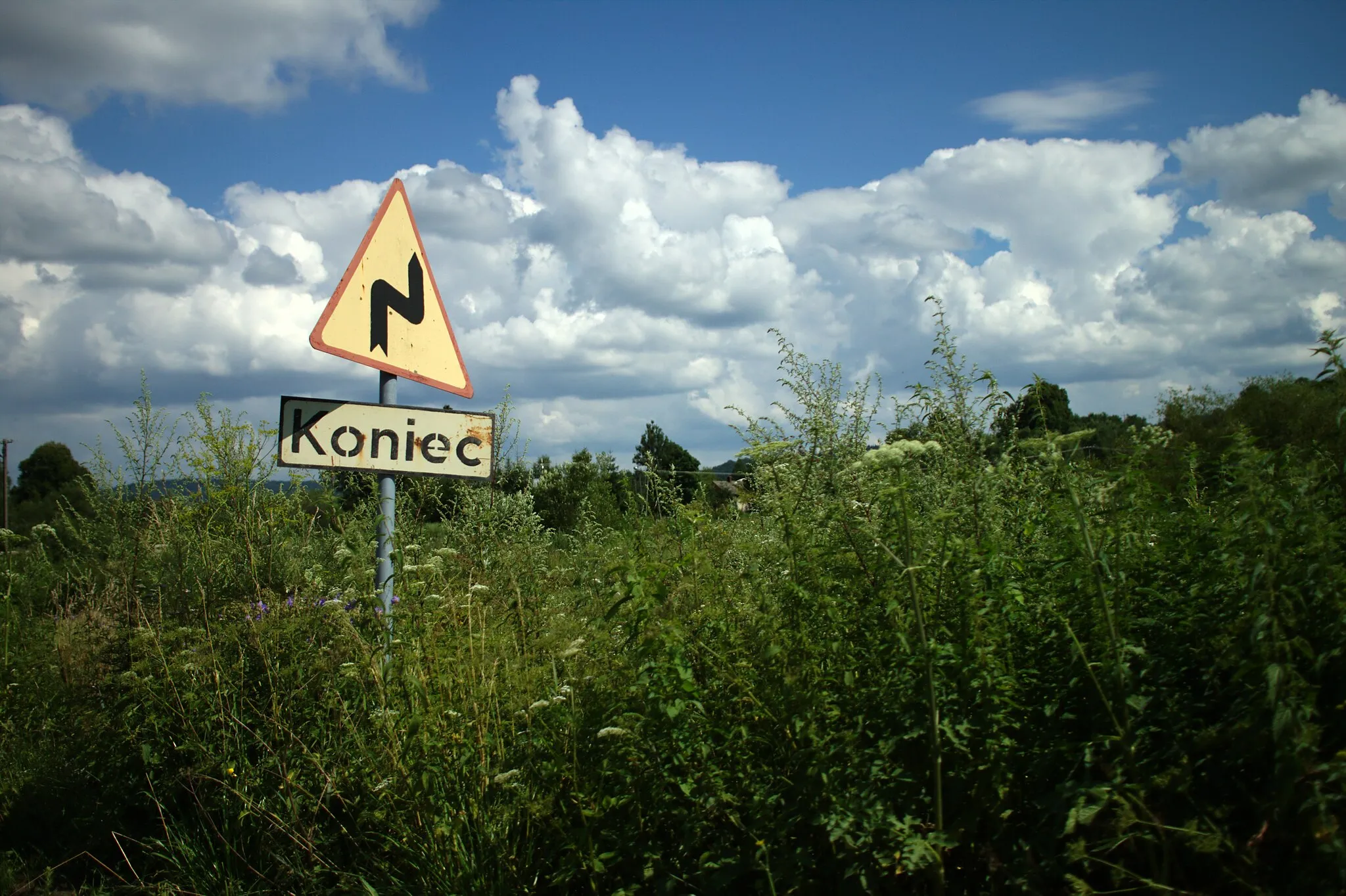 Photo showing: A road sign announcing an end of a curvy section near the village of Iskań in Podkarpackie voivodeship, Poland