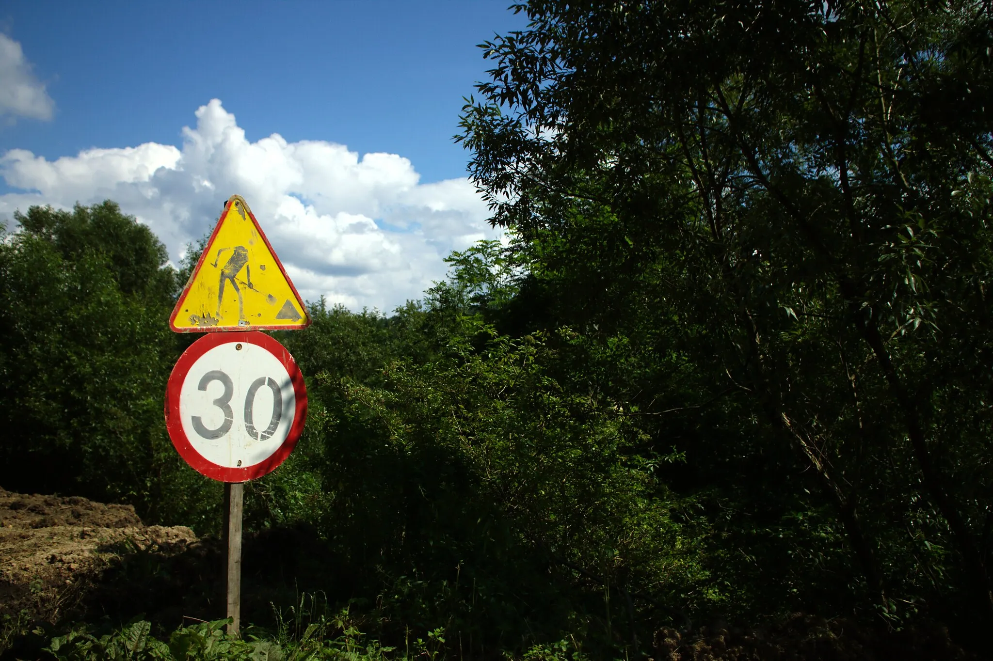 Photo showing: A road sign - maximum allowed speed 30 km/h near the village of Iskań, Podkarpackie voivodeship, Poland