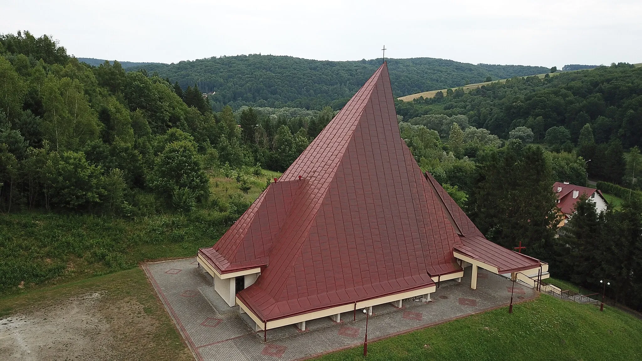 Photo showing: kościół Matki Boskiej Częstochowskiej w Słonnem, widok z lotu ptaka (z drona)