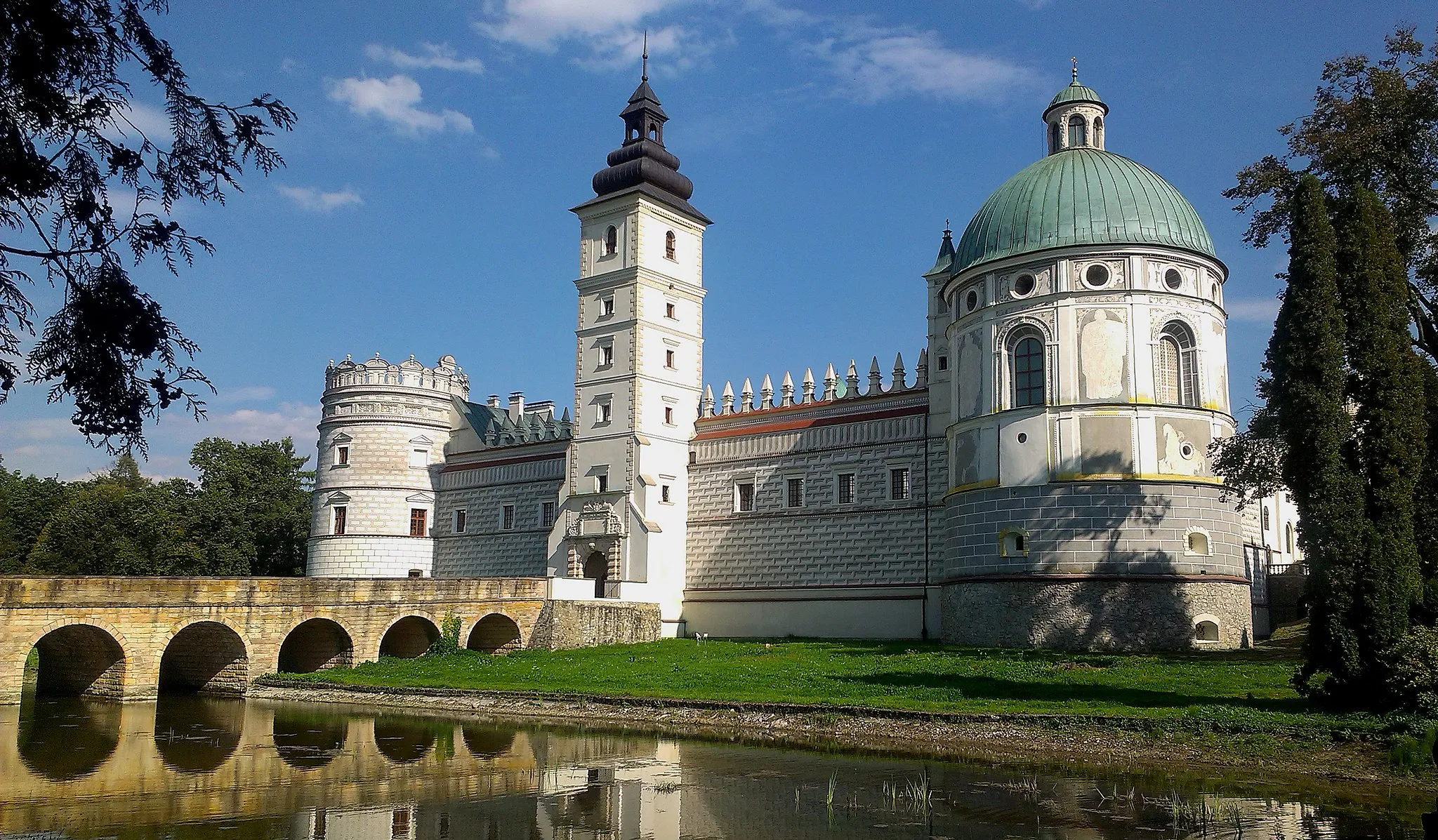 Photo showing: Castle in Krasiczyn, view from moat side.