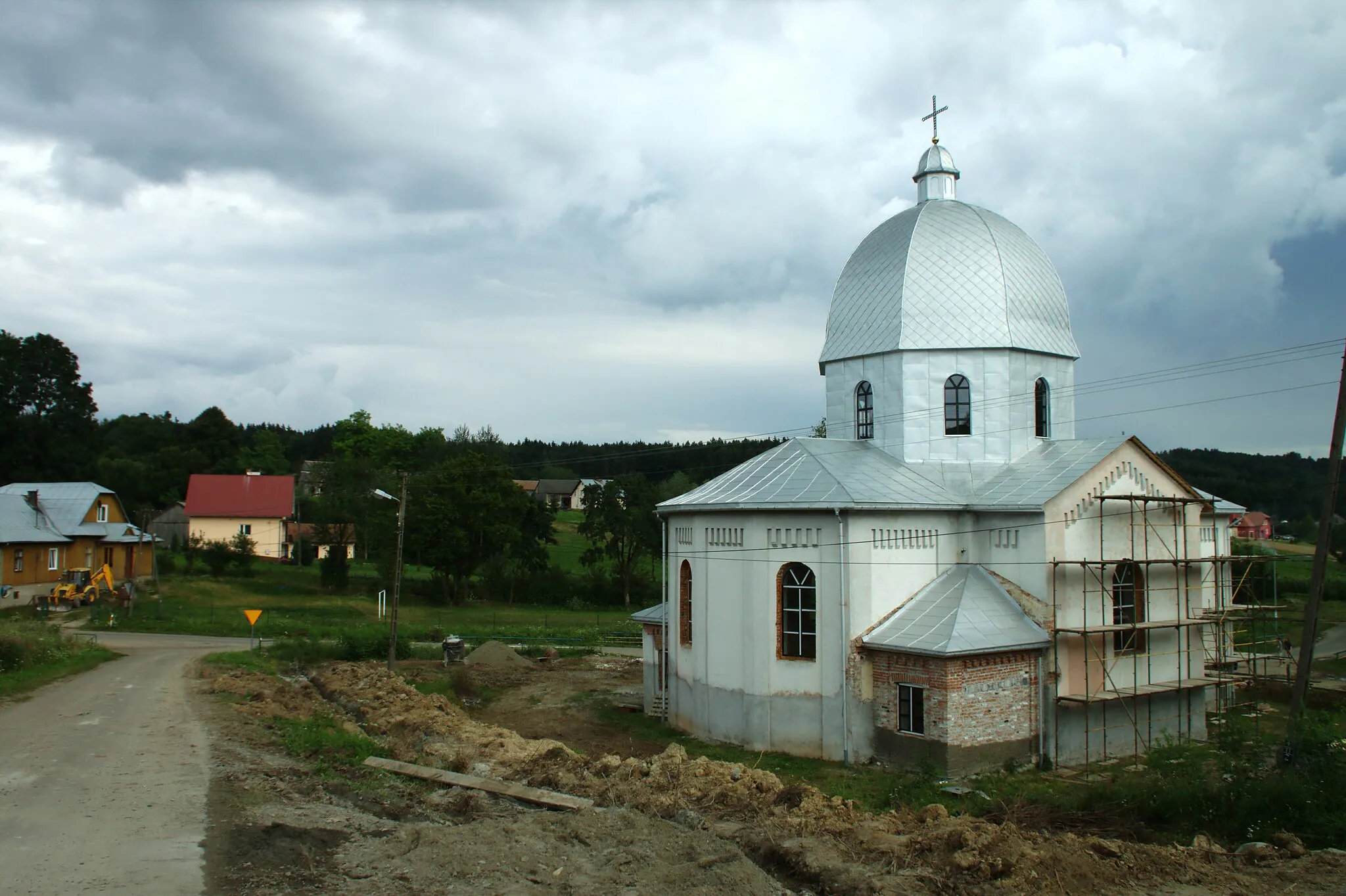 Photo showing: View of the church in Skopów and part of the village itself; Podkarpackie voivodeship, Poland