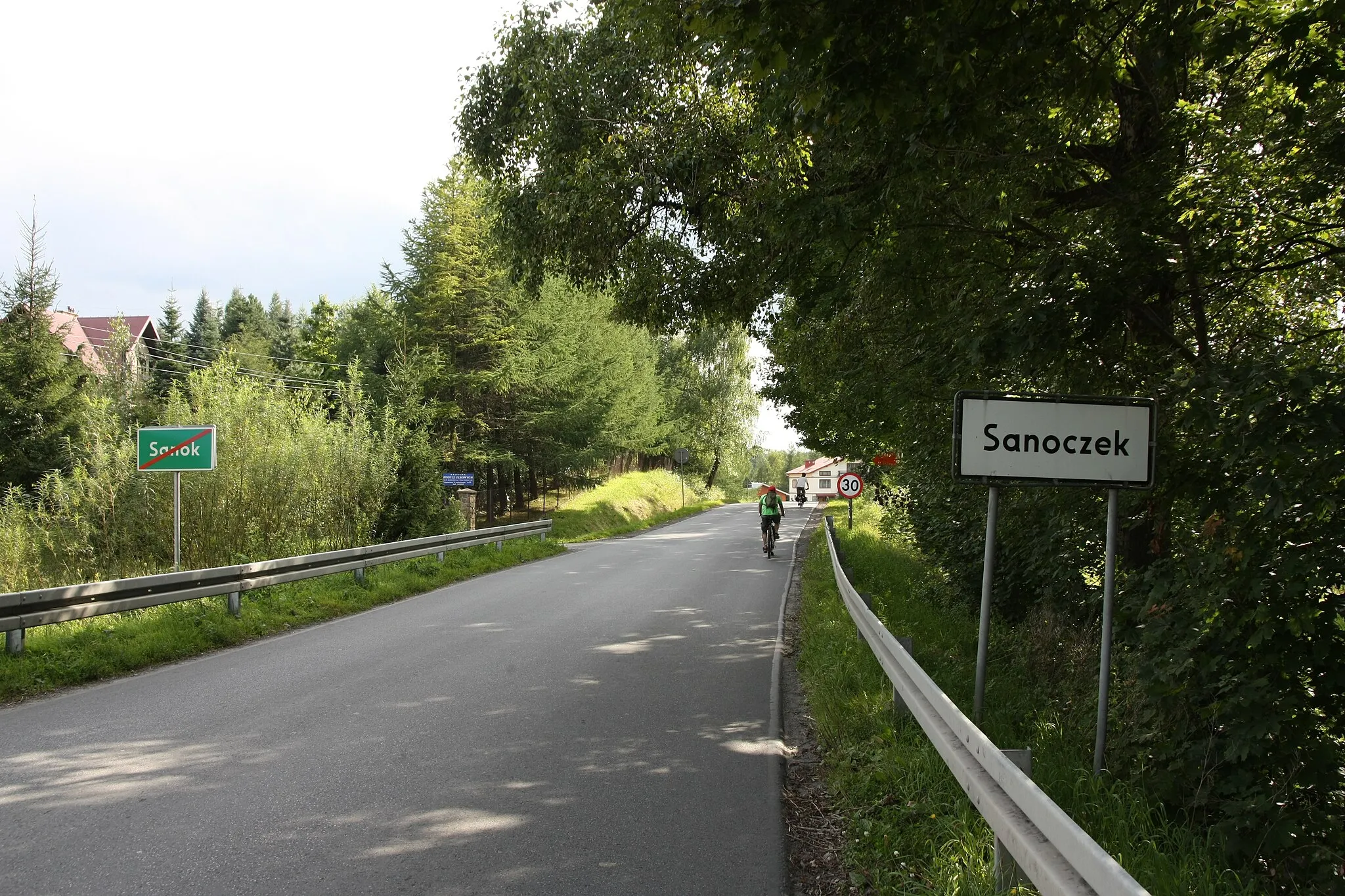 Photo showing: Road in Sanoczek.