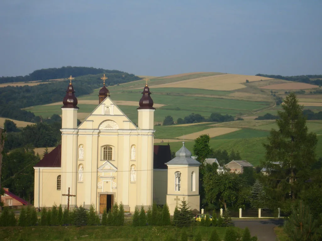 Photo showing: Nowotaniec - church ( parish ) and Bukowina hill, view from cemetery hill,