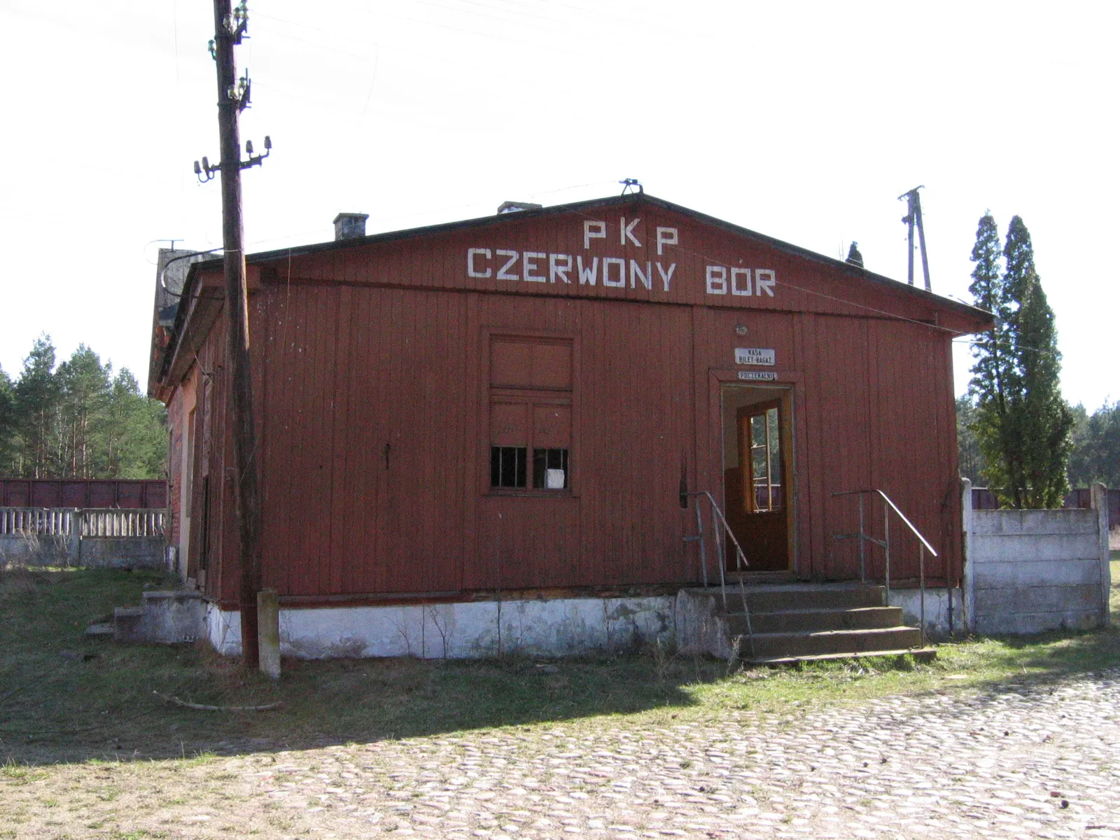 Photo showing: Abandoned railroad station "PKP Czerwony Bór", main building