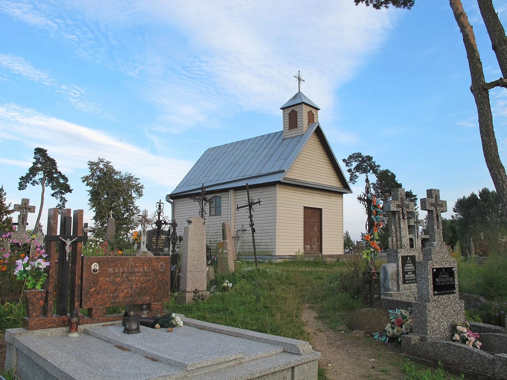 Photo showing: Saint Michael cemetery chapel, built in 1826, at catholic cemetery by Kopernika street in Dąbrowa Białostocka, gmina Dąbrowa Białostocka, podlaskie, Poland