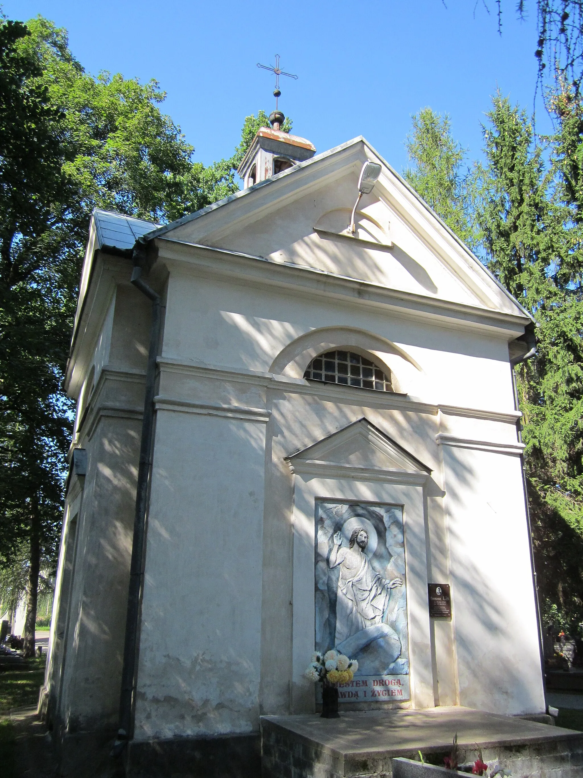 Photo showing: Kaplica grobowa Szczuków, obecnie jest to kaplica cmentarna, zbudowana ok. 1842 r. z fundacji Artura Ignacego Szczuki, poświęcona 1859 r. Znajduje się na początku cmentarza katolickiego przy ul. Sienkiewicza. Na fotografii widok od południa.