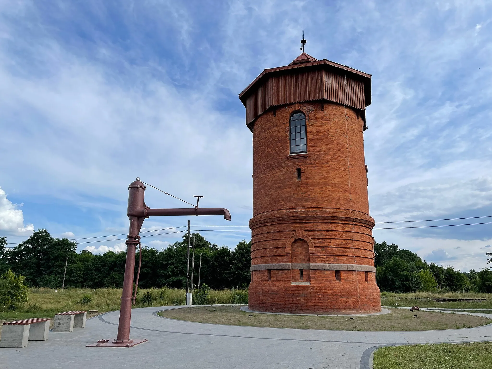 Photo showing: Zabytkowa wieża ciśnień w Nurcu-Stacji, po generalnym remoncie w latach 2020-2021.