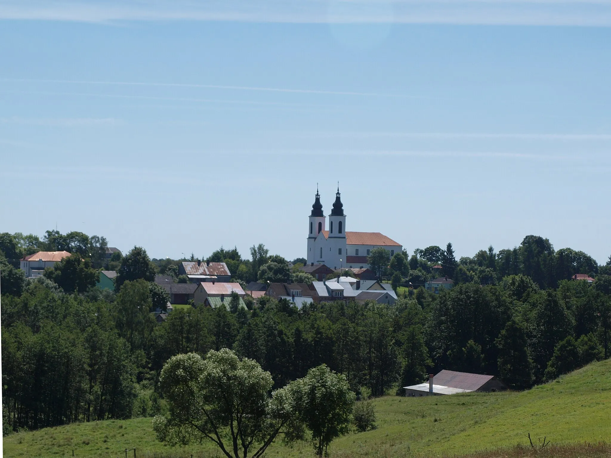 Photo showing: Widok na wieś Bakałarzewo (pow. suwalski, gm. Bakałarzewo) ze wzniesienia z bunkrem pod wsią. Widoczny jest zabytkowy kościół pw. św. Jakuba Apostoła.