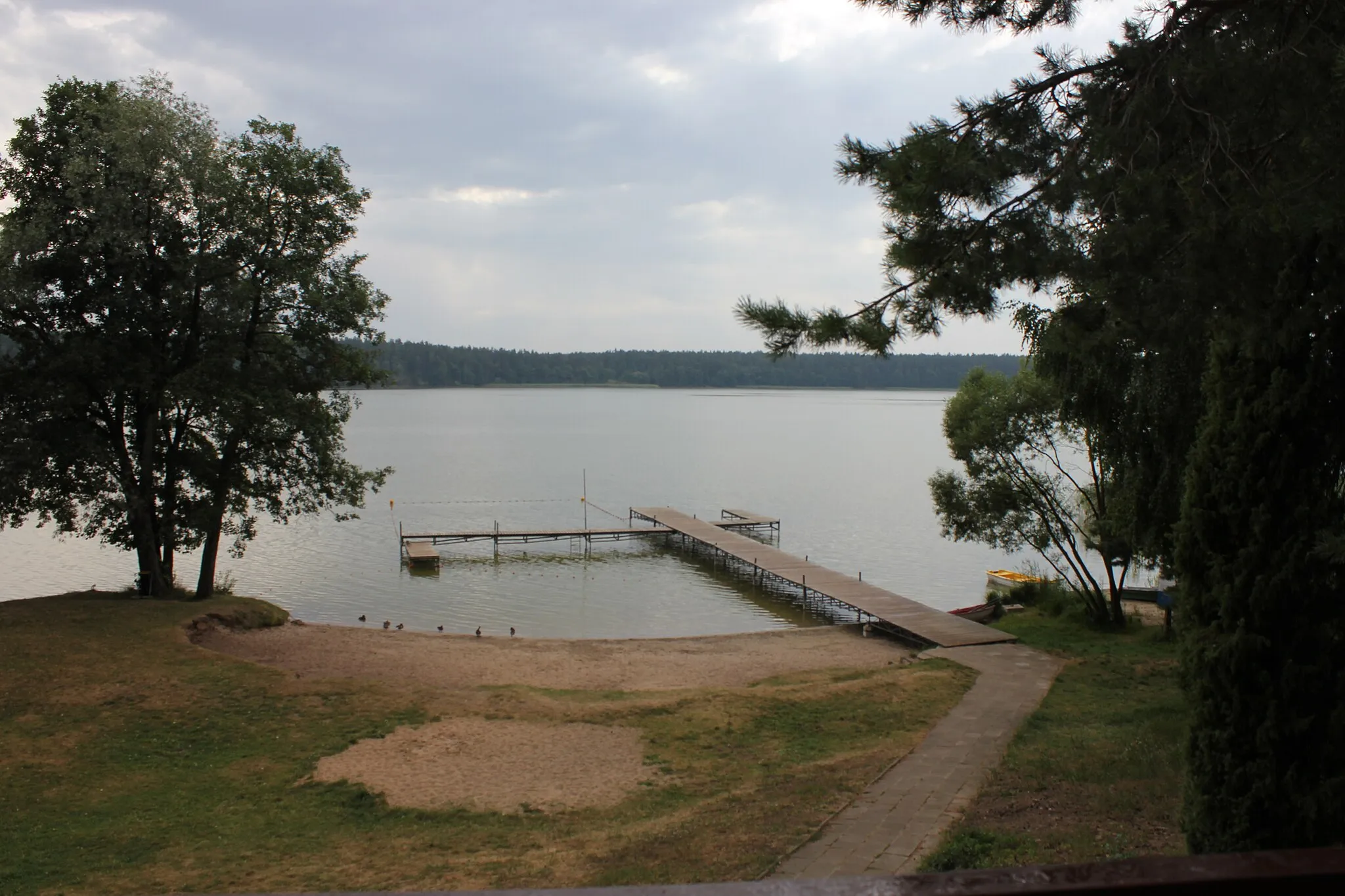 Photo showing: Pomost ośrodka wypoczynkowego "Skowronek" nad jeziorem Sajno w pobliżu Augustowa