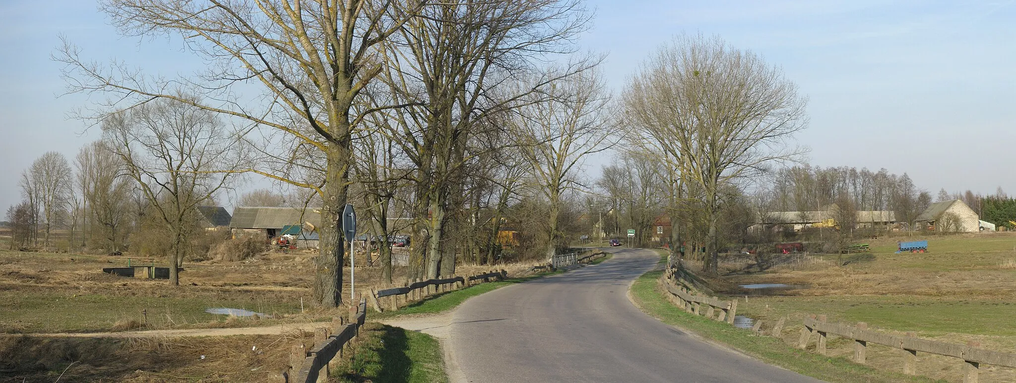 Photo showing: Widok wsi Biała z drogi powiatowej 1601B w kierunku północno-wschodnim. Tuż przed wsią znajduje się most na rzece Biała.