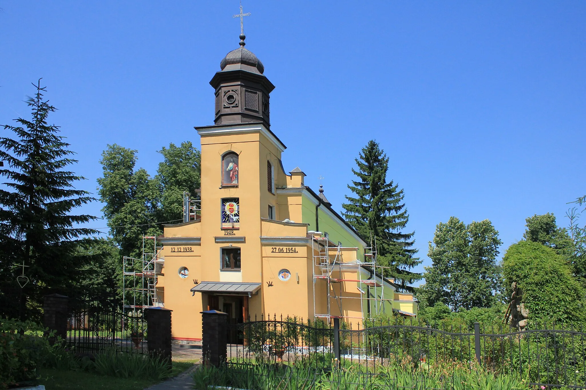 Photo showing: Kościół pw. Najświętszego Serca Jezusowego w Krzymoszach w województwie mazowieckim, w powiecie siedleckim, w gminie Mordy.