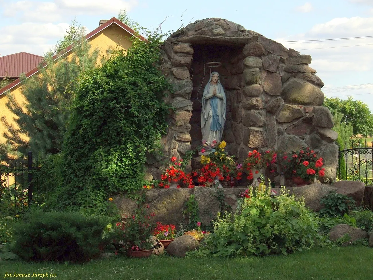 Photo showing: Grota Matki Bożej w Krzymoszach.