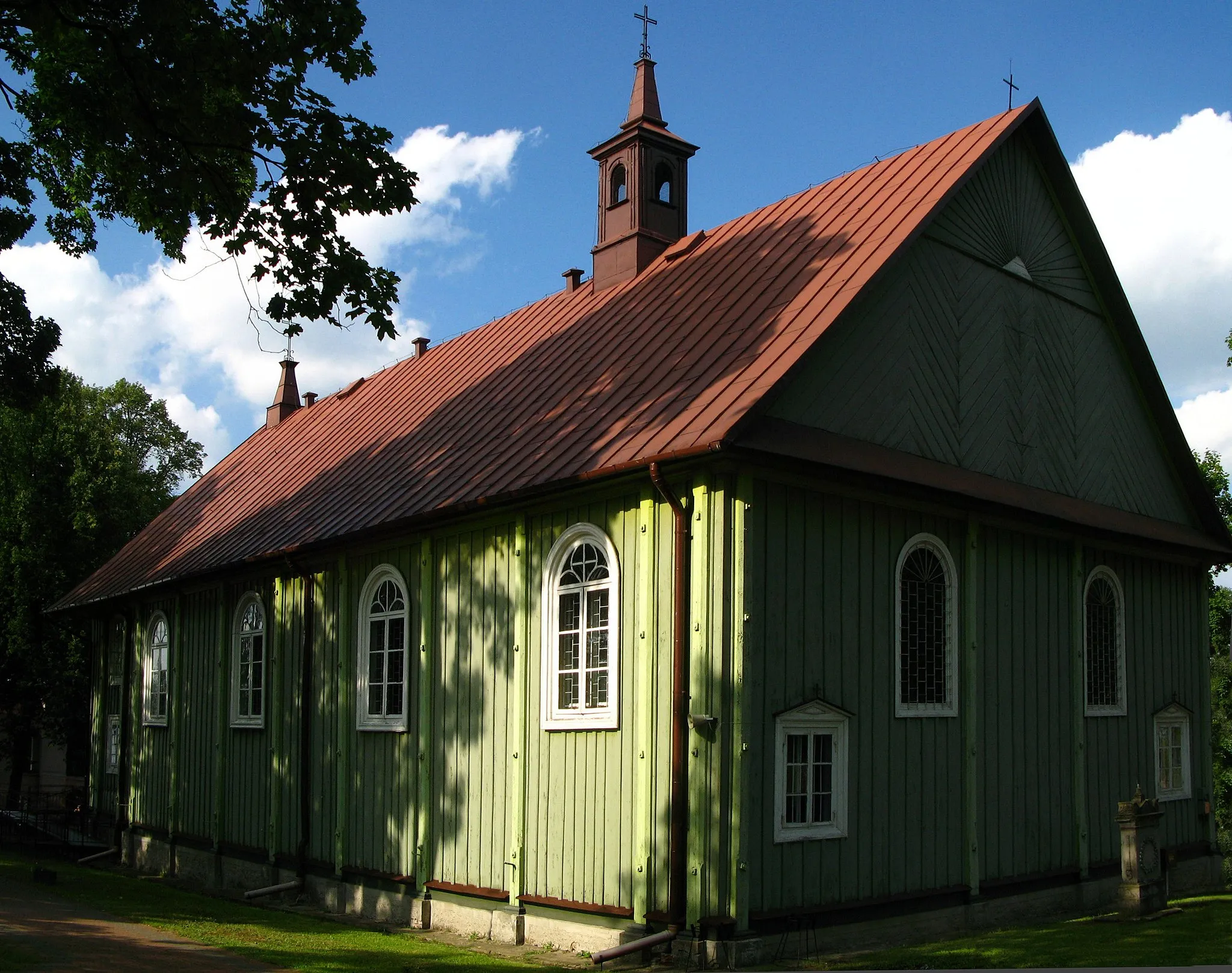 Photo showing: kościół par. p.w. św. Stanisława, drewn., 1816, dzwonnica i cmentarz kościelny w Sarnakach