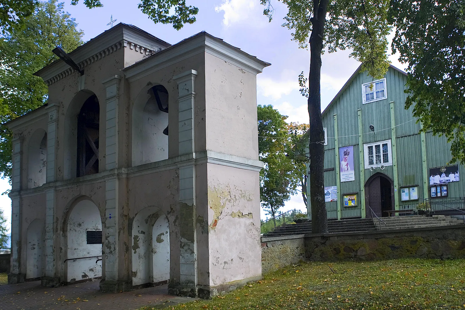 Photo showing: kościół par. p.w. św. Stanisława, drewn., 1816, dzwonnica i cmentarz kościelny w Sarnakach