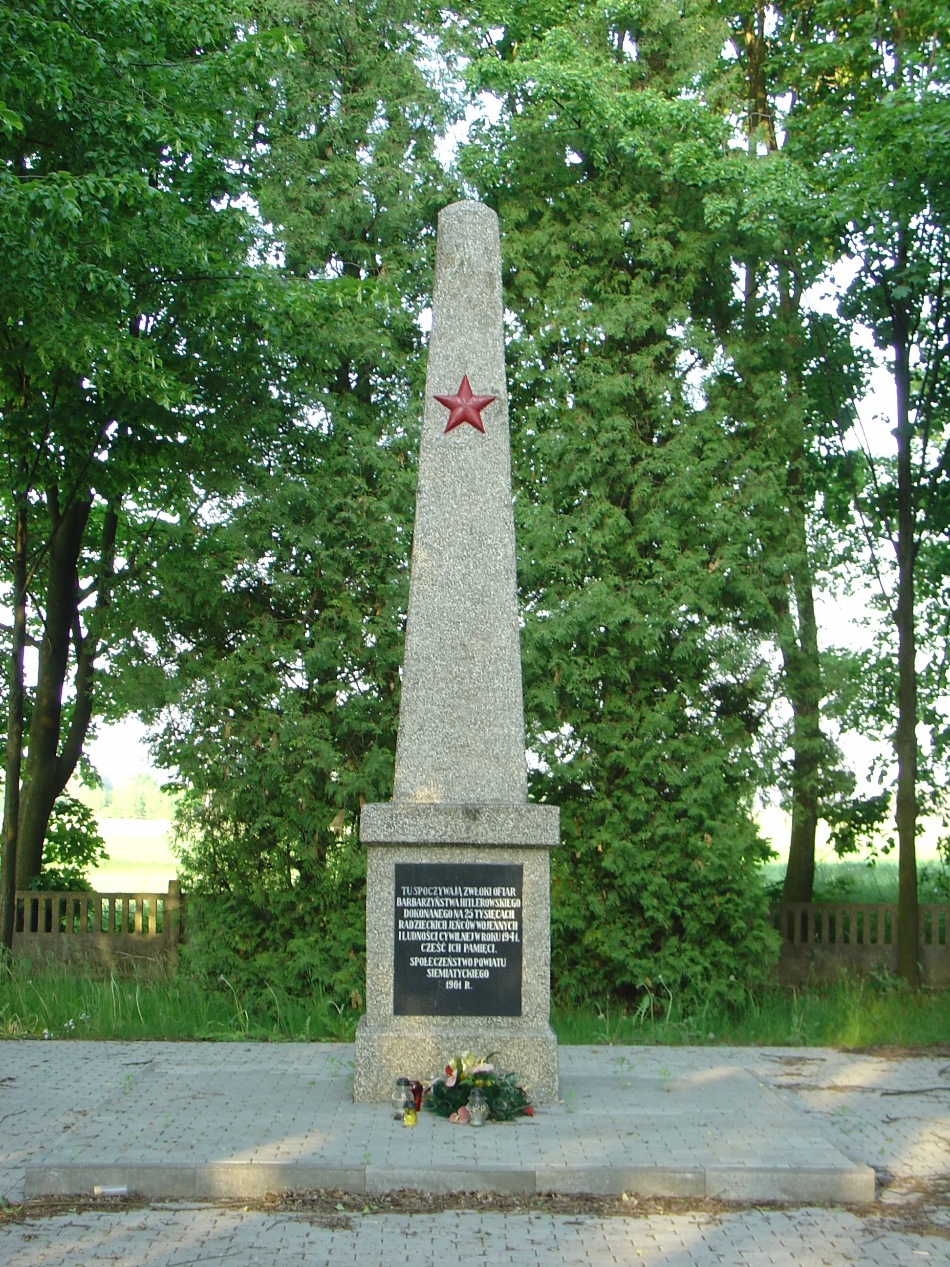 Photo showing: Obelisk na cmentarzu w Tonkielach.