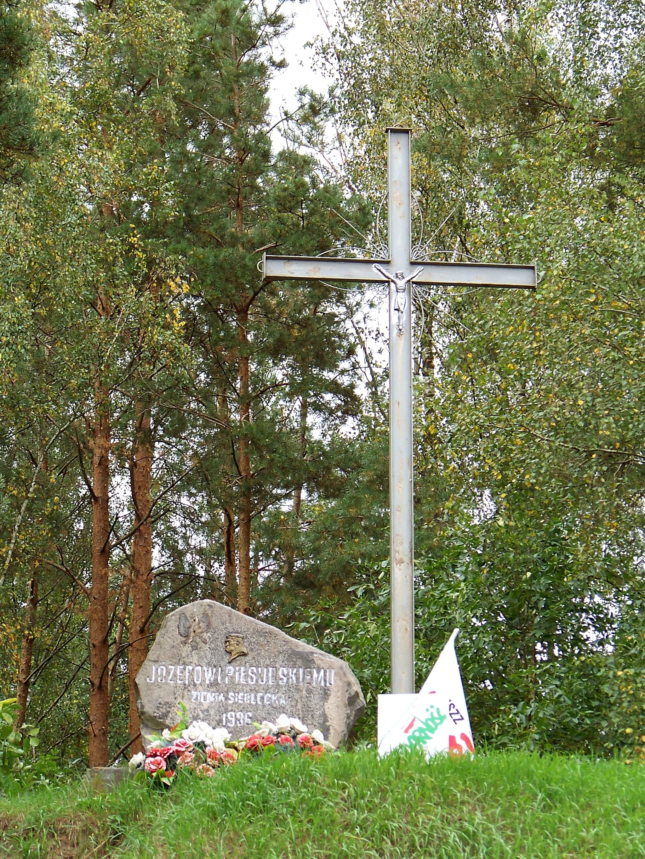 Photo showing: Kopiec Piłsudskiego w Zawadach z 1936r., w lesie „Majówka”. Gmina Przesmyki, powiat siedlecki
Zawady, Gmina Przesmyki