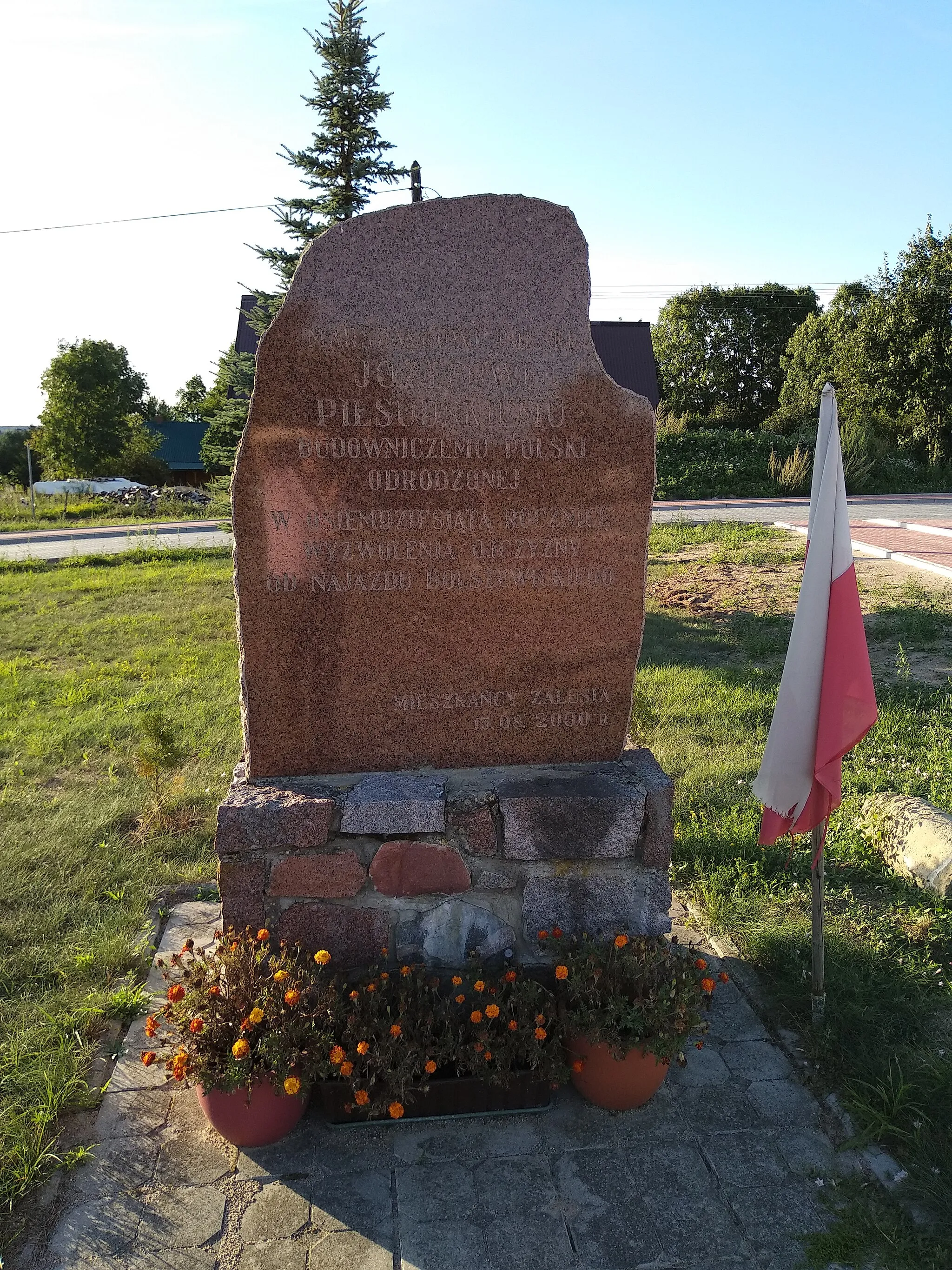 Photo showing: Pomnik-kamień ku czci Józefa Piłsudskiego w Zalesiu.