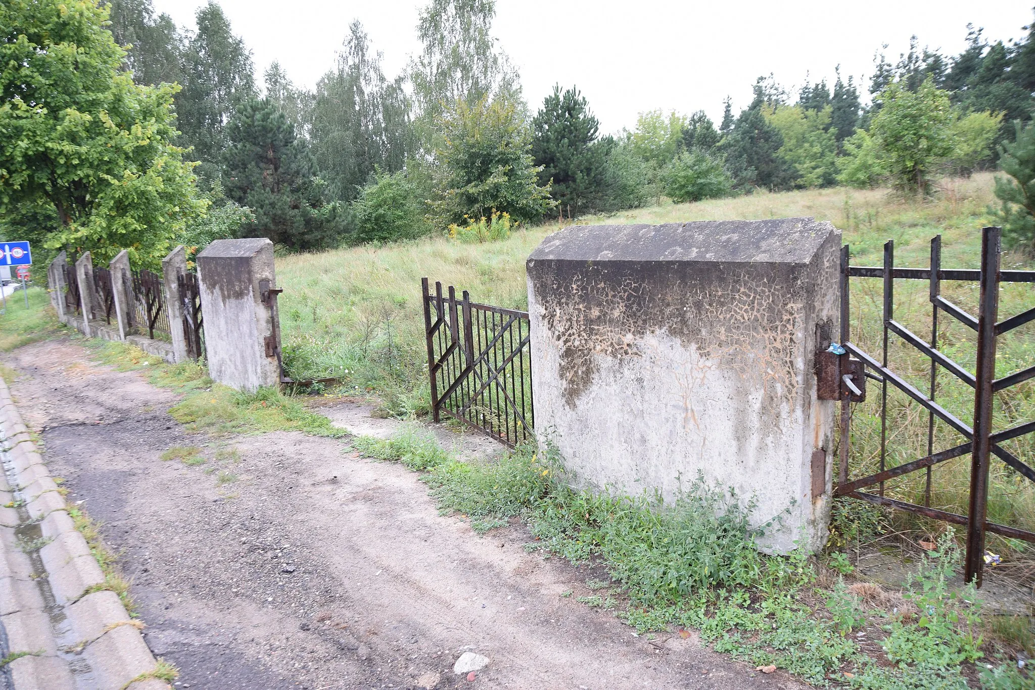 Photo showing: Współczesne ogrodzenie kirkutu