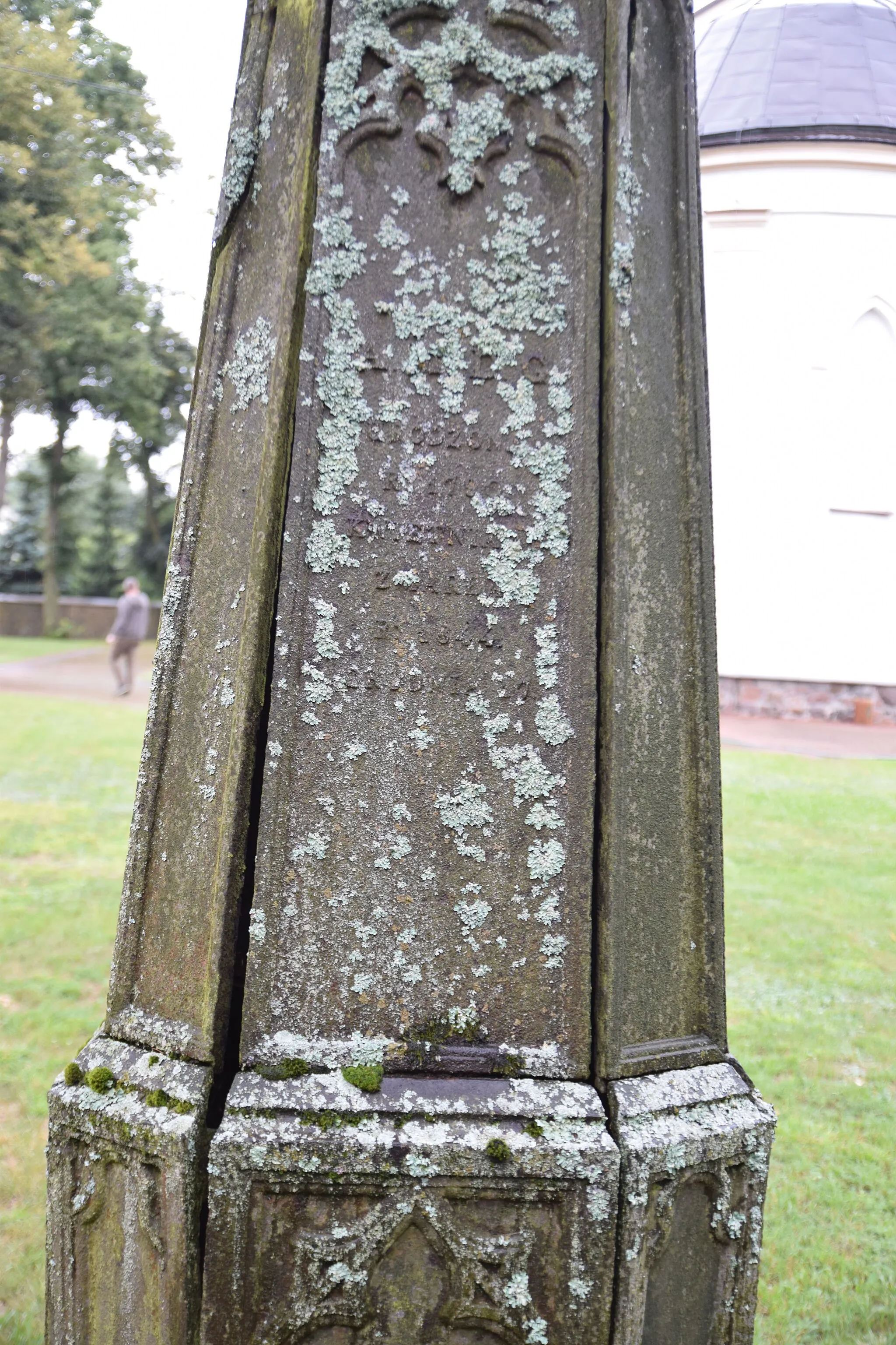 Photo showing: Nagrobki na cmentarzu przykościelnym w Kuźnicy znajdujące się z tyłu kościoła