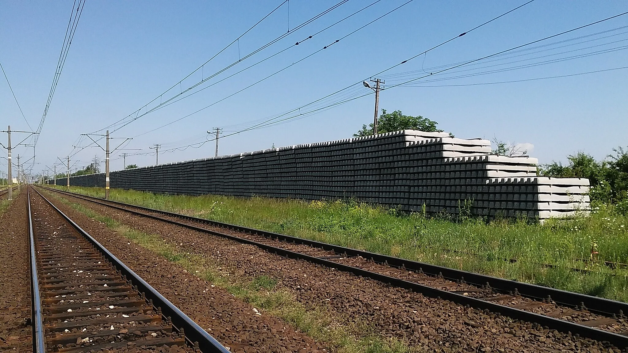 Photo showing: stacja kolejowa Czyżew - stos podkładów kolejowych przygotowanych do kolejnego etapu modernizacji linii kolejowej nr 6: Czyżew - Białystok