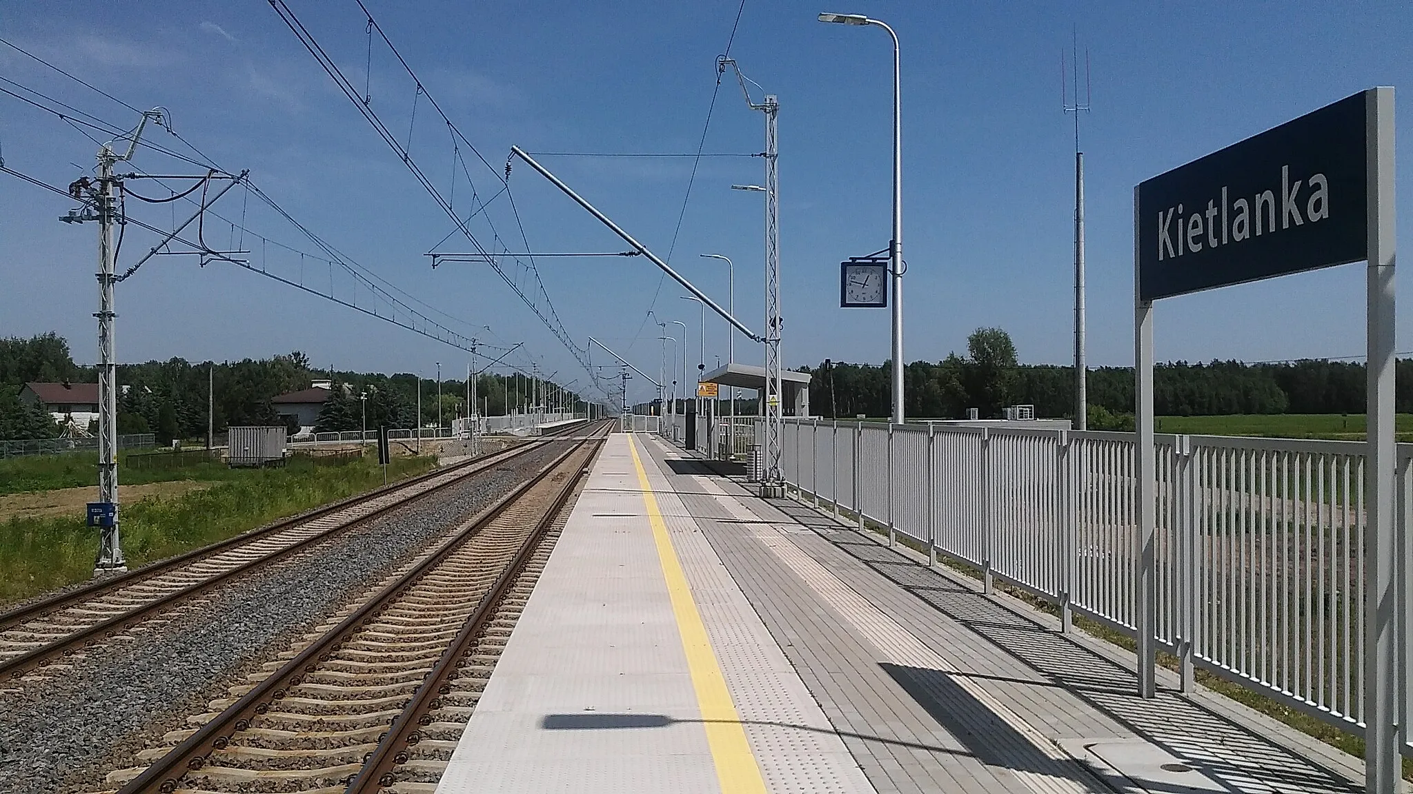 Photo showing: przystanek kolejowy Kietlanka - widok z peronu 1 na peron 2
