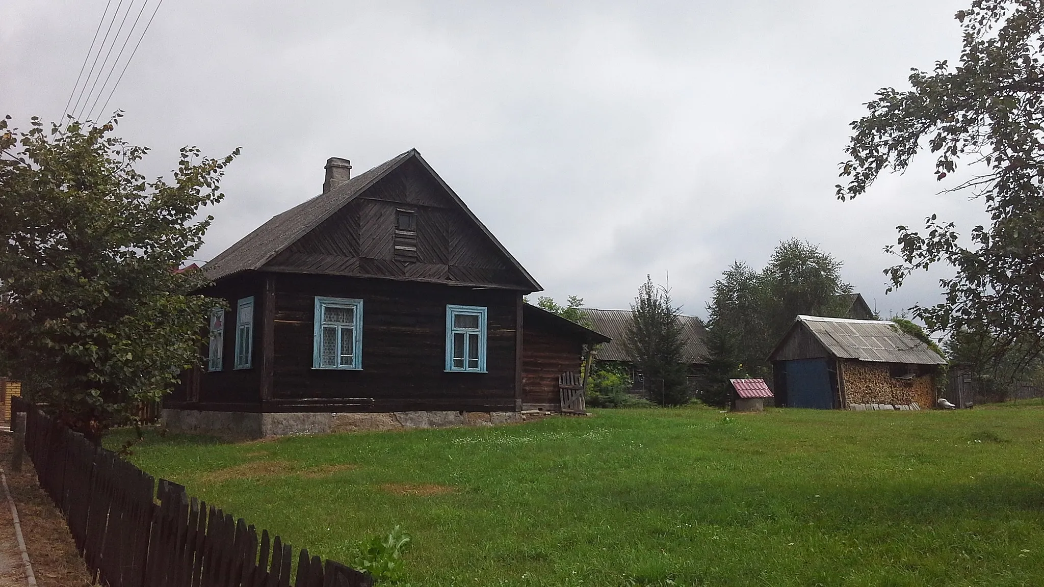 Photo showing: Drewniany dom mieszkalny przy głównej ulicy Żerczyc.