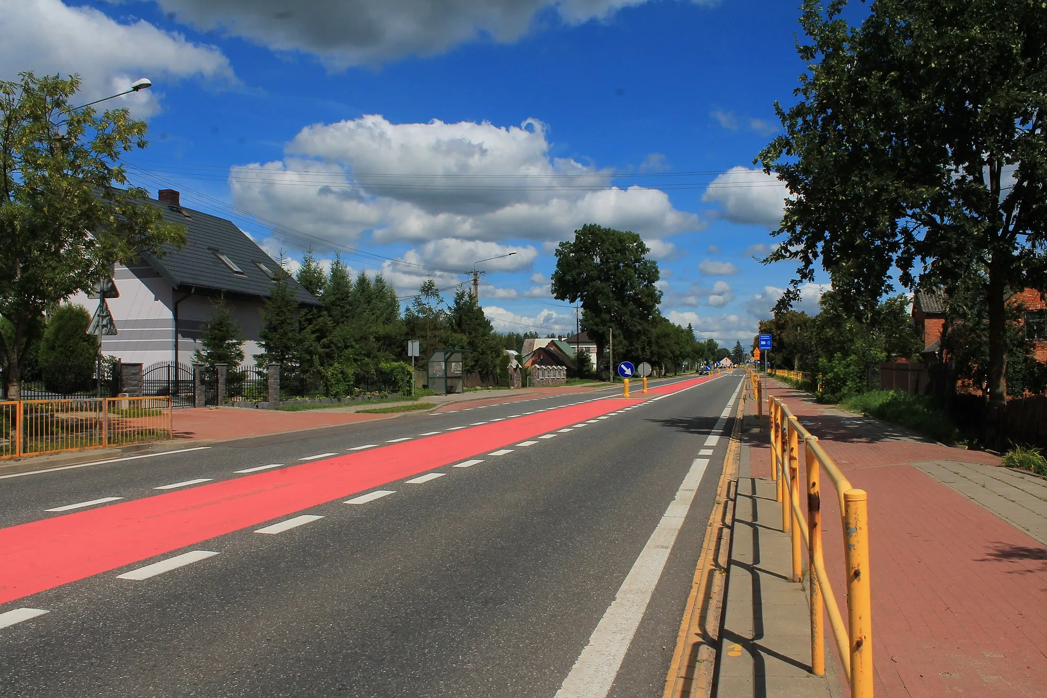 Photo showing: Widok wsi Nowinka, zabudowa wzdłuż drogi wojewódzkiej nr 662 w kierunku Suwałk.