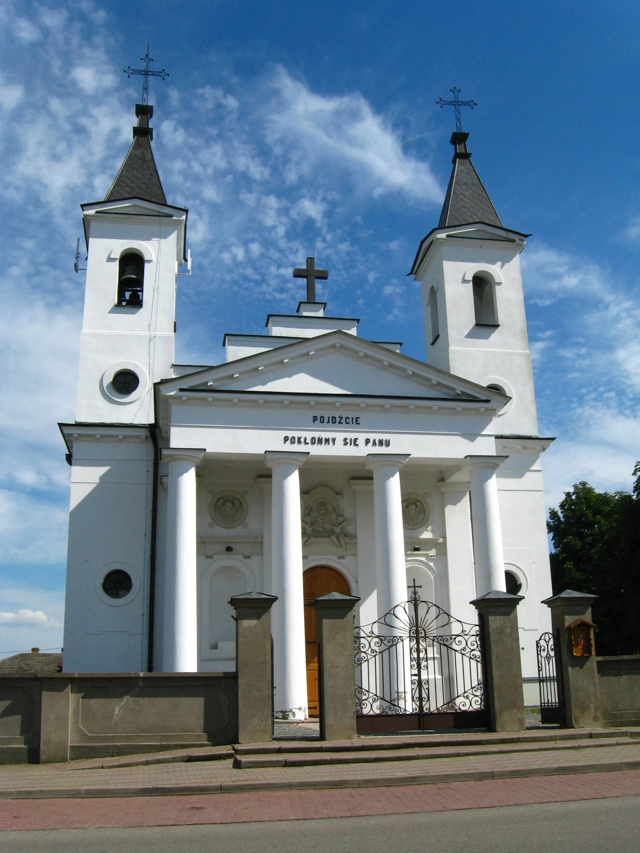 Photo showing: Parish roman–catholic church of saints Peter and Paul — classicist church built in years 1805–1840. Fencing from the beginning of 20th century