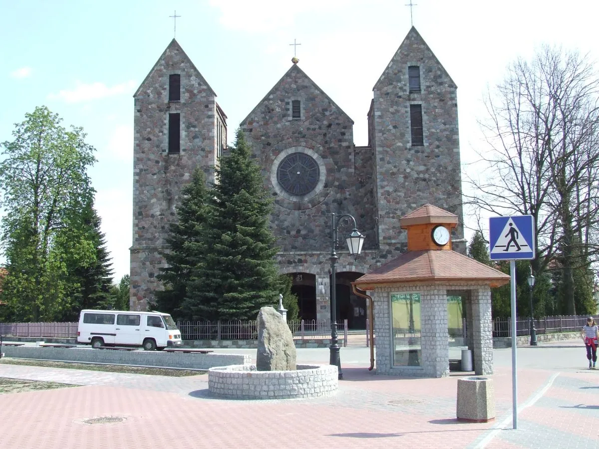 Photo showing: Rynek i kościół w Troszynie, Poland